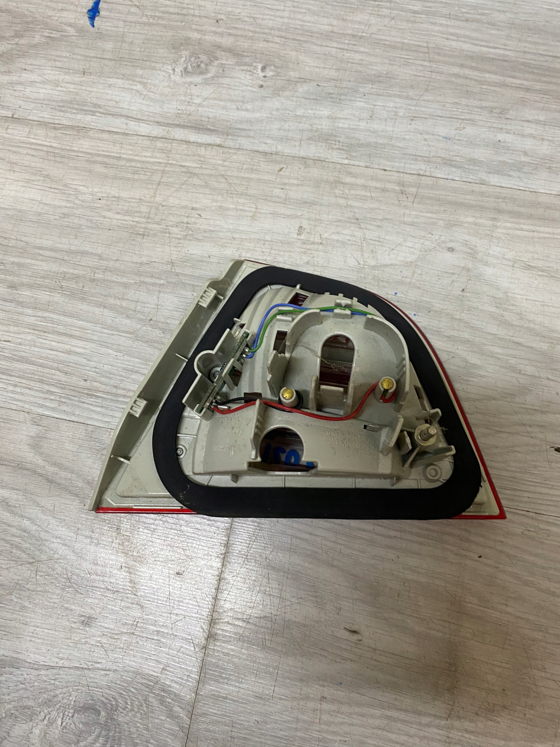 BMW E90 LIFT light left rear part to the bonnet 7289427
