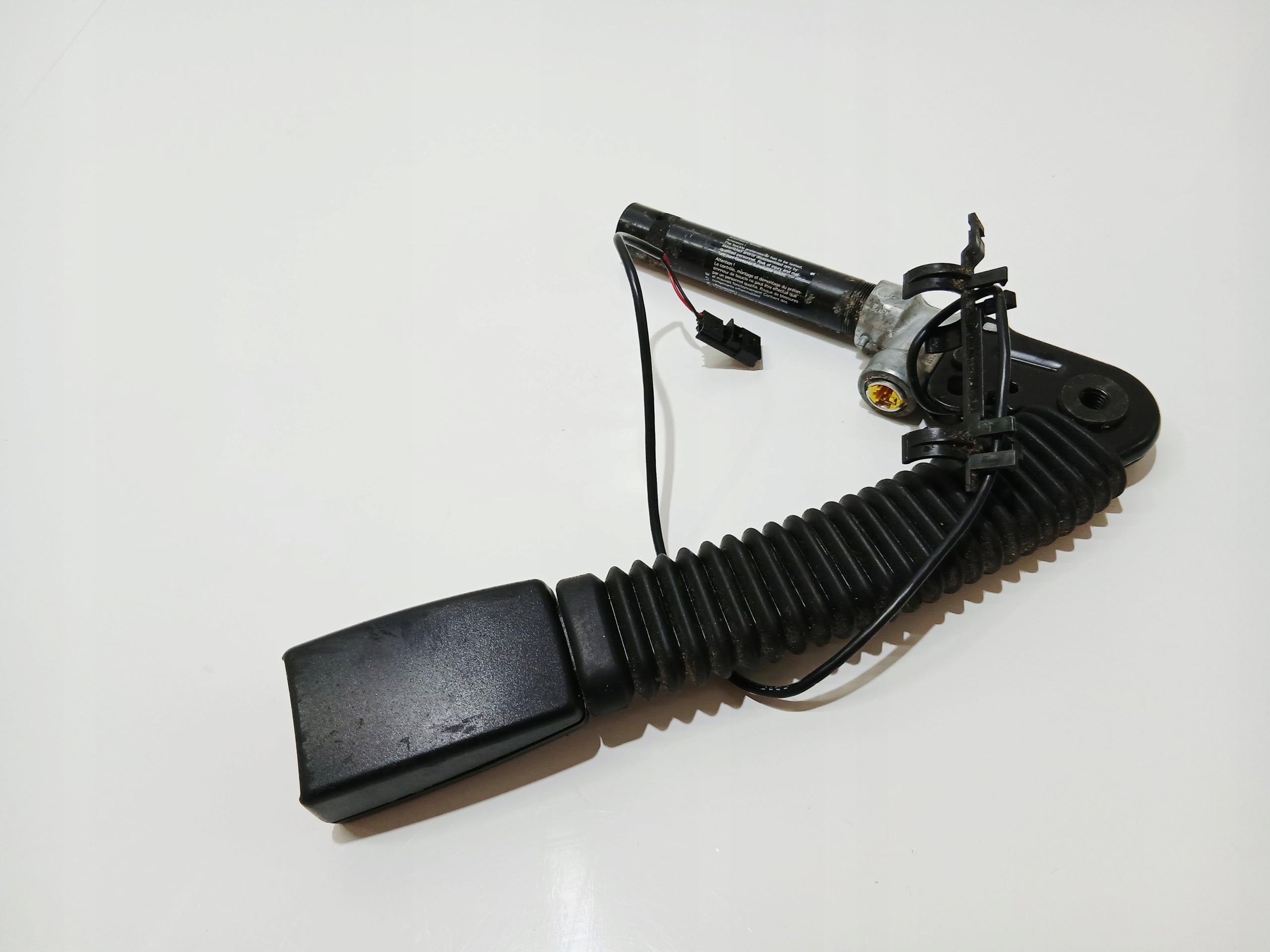 seat belt pretensioner left front BMW E60 E61 LIFT 7210887