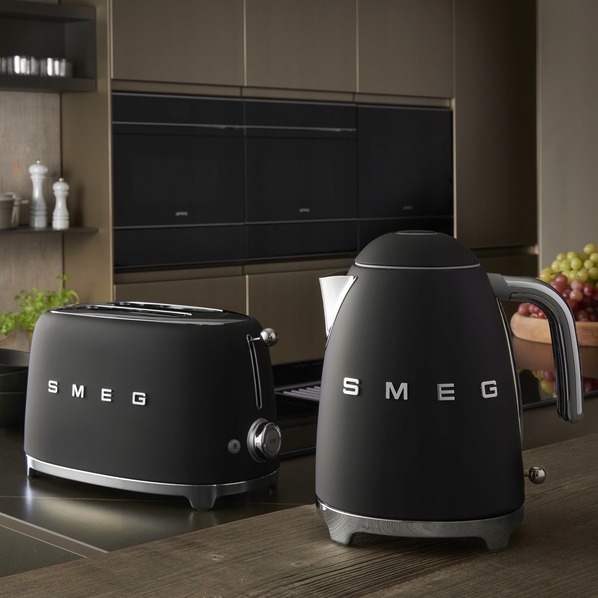 VIP-пропозиція - SMEG - Електричний чайник, чорний має вагу виробу 1,6 кг