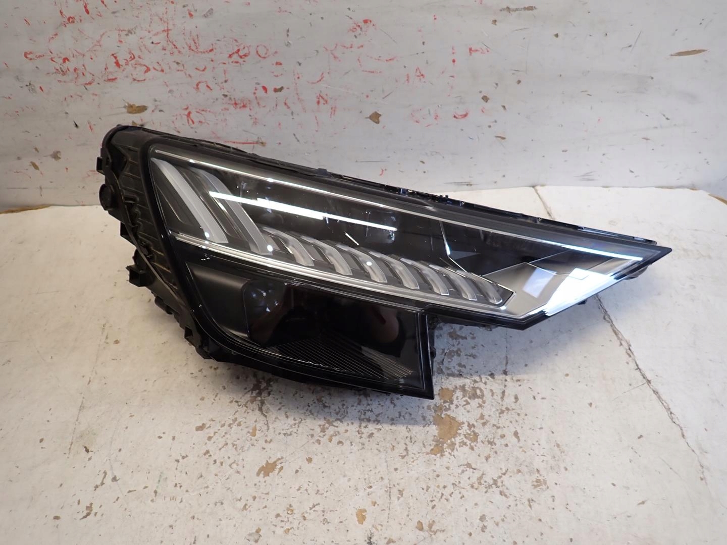 light front front right AUDI Q8 2018- FULL LED MATRIX 4M8941036