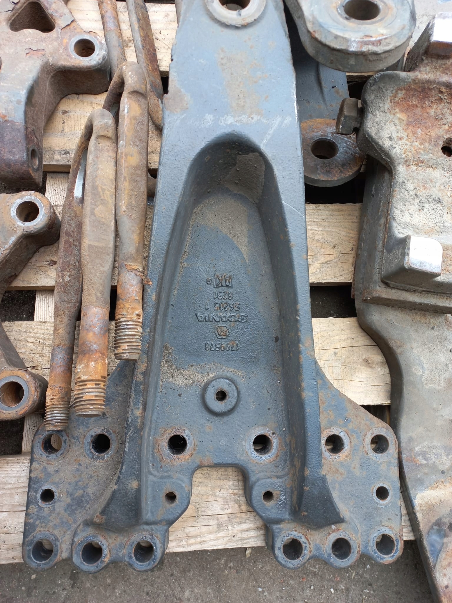 Support plaque POLRESORA Support SCANIA P380 11R E5 1799578