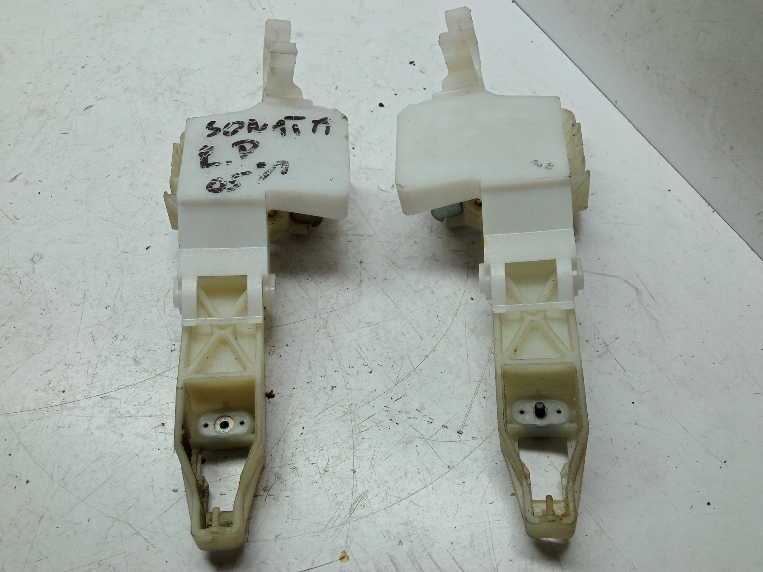 HYUNDAI SONATA V 04-09 PODSTAWA KLAMKI PRZÓD EU