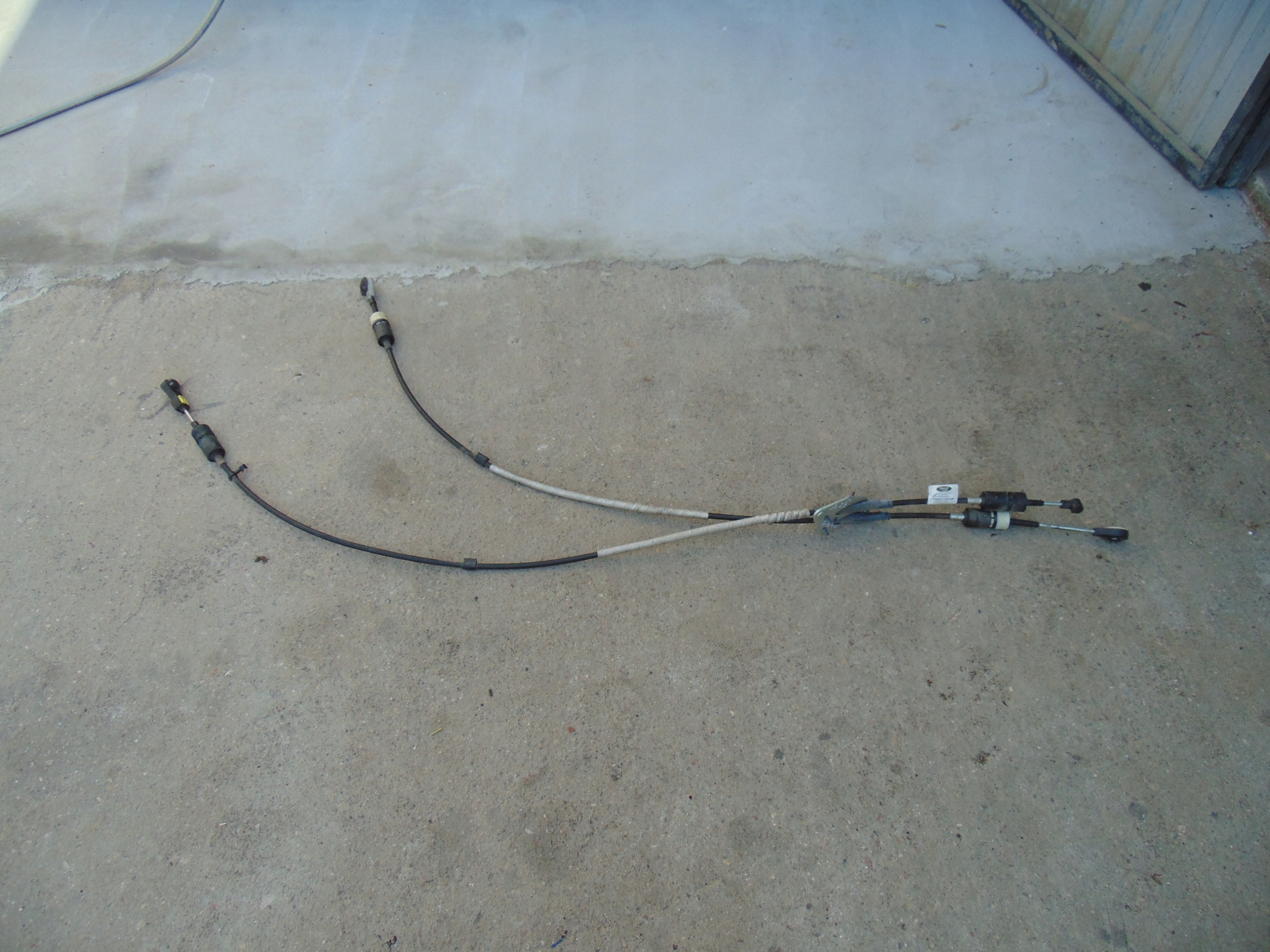 8A6R7E395PA - ТРОСЫ ПЕРЕКЛЮЧЕНИЯ ПЕРЕДАЧ FORD FIESTA MK7 1.25 1.4 B