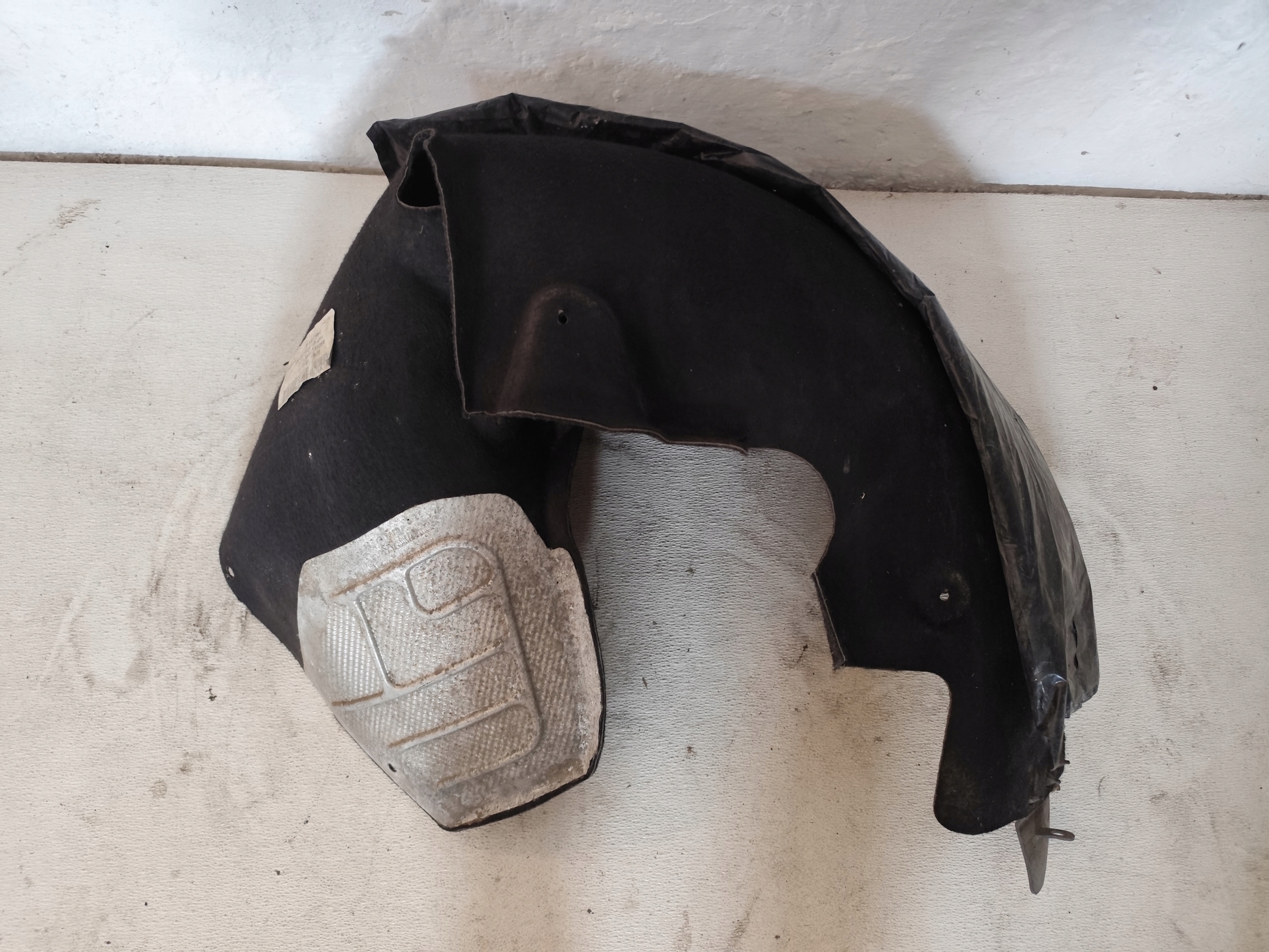 MERCEDES C KLASA W204 2011 mudguard rear. left