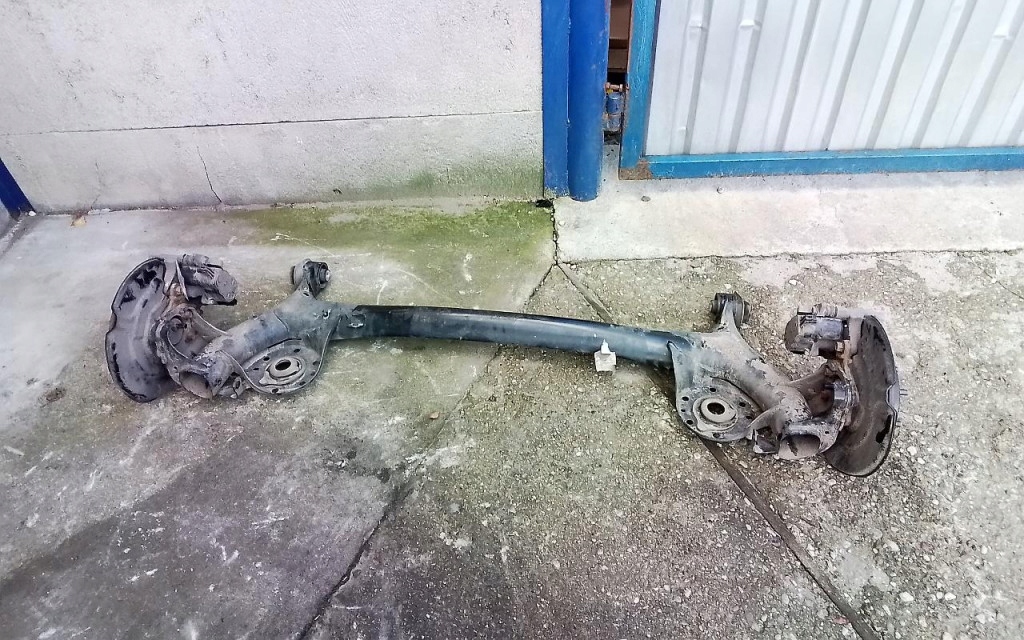 YARIS CROSS BELKA ZAWIESZENIA TYŁ OŚ KPL. SANKI