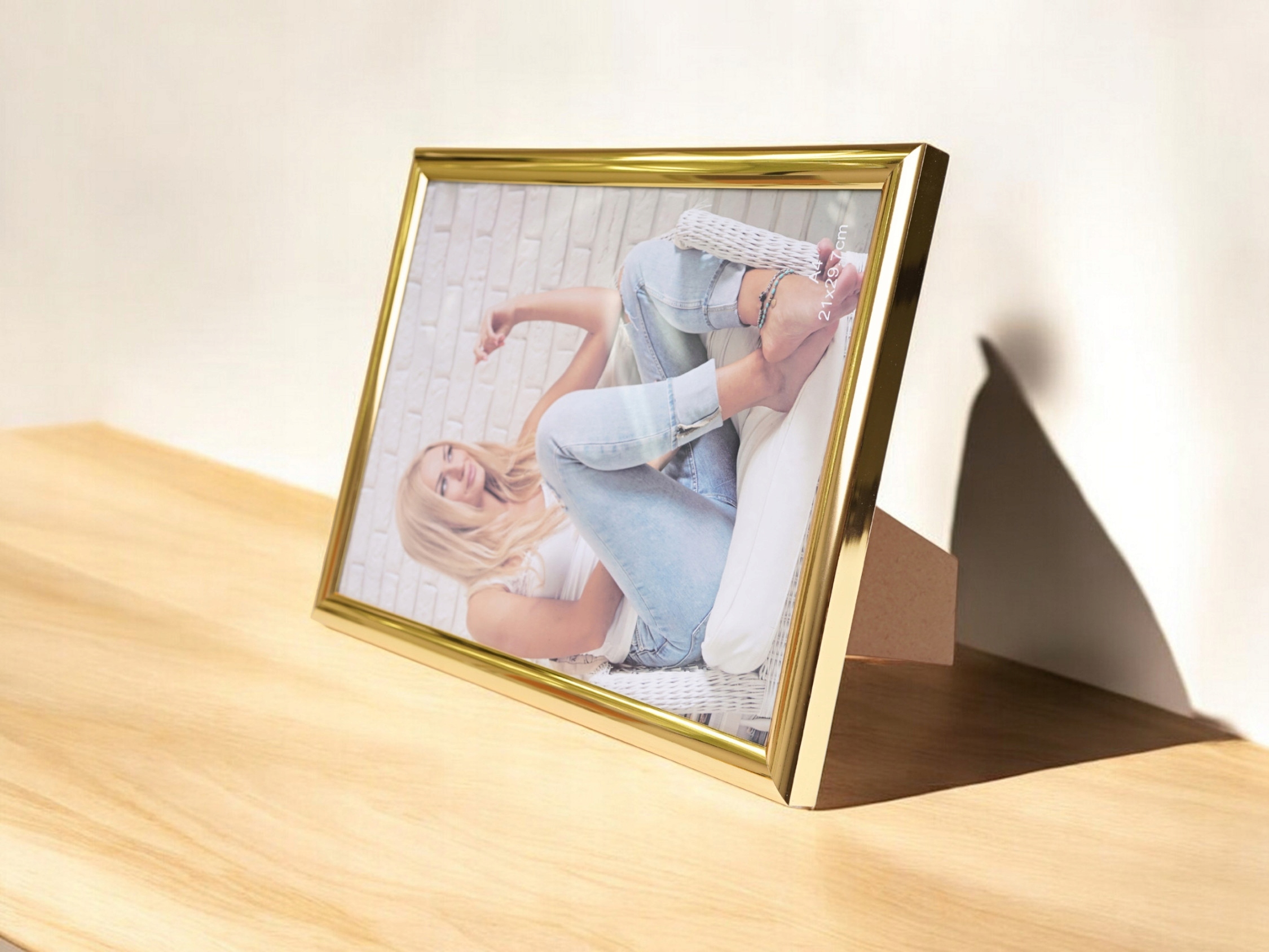 RAMKA NA ZDJĘCIA ZŁOTA FOTO RAMKA A4 21x29,7cm ZE SZKŁEM PION POZIOM PROSTA Kod producenta TG72751-1 RAMKA RAMA ZŁOTA A4 21x30