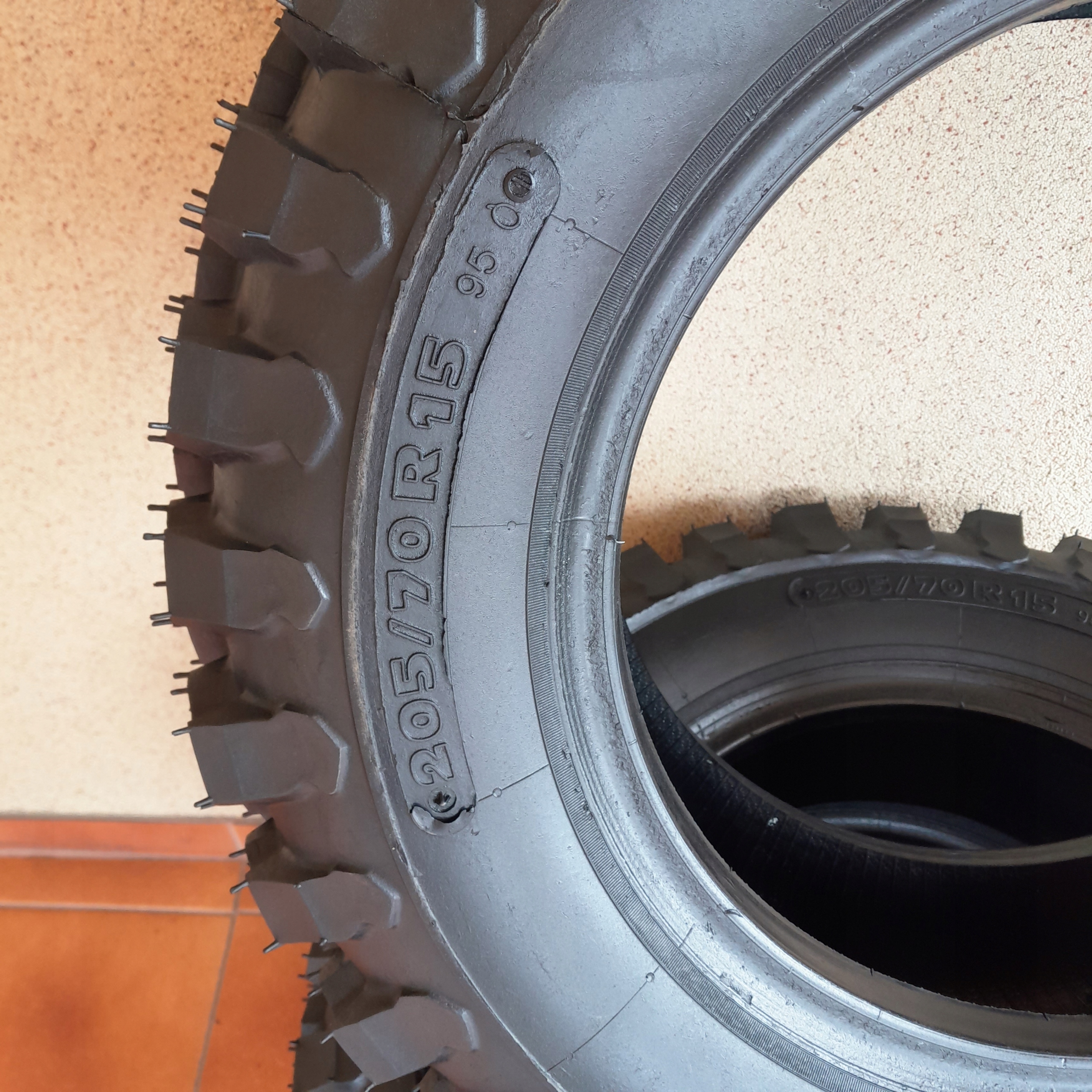 Opona bieżnikowana 205/70 R15 TERENOWA 4x4 M/T Liczba opon w ofercie 1 szt.