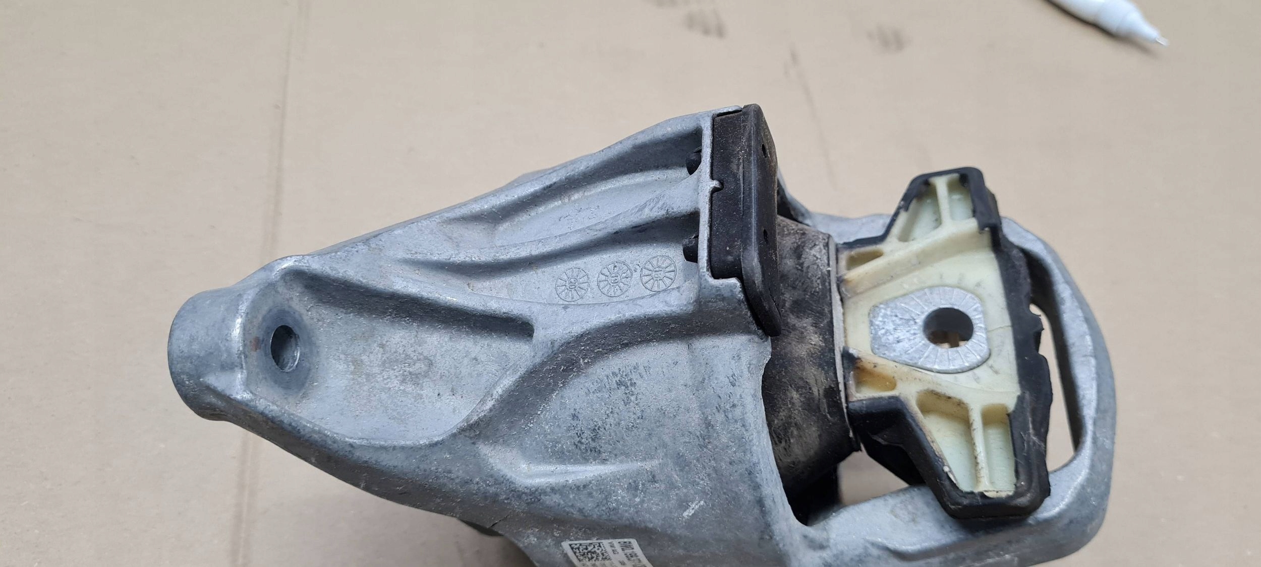 A4 B9 8W engine mount 8W0199371CR A5 8W