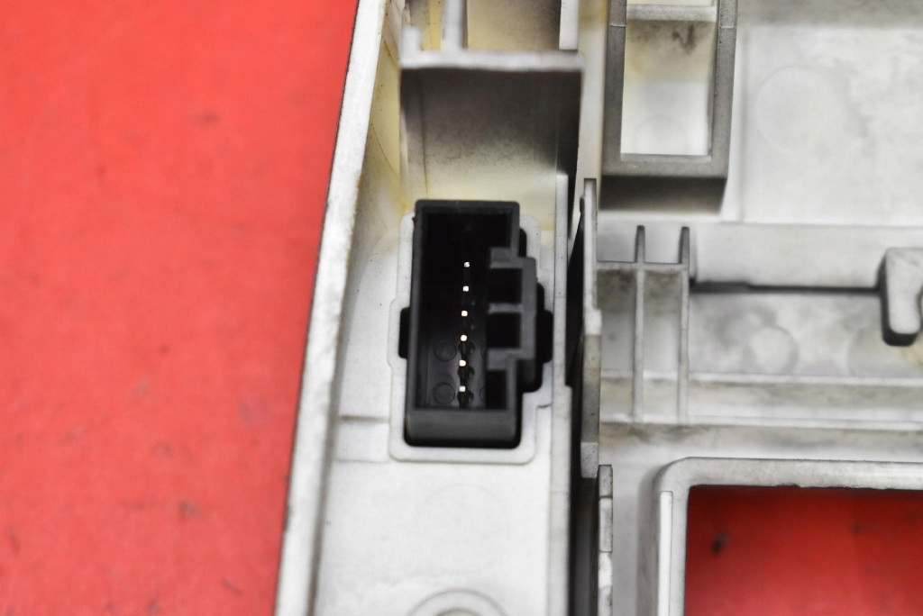 PANEL PRZYCISKOW amortizera kočnice YUD501710 RANGE ROVER SPORT 1 i L320