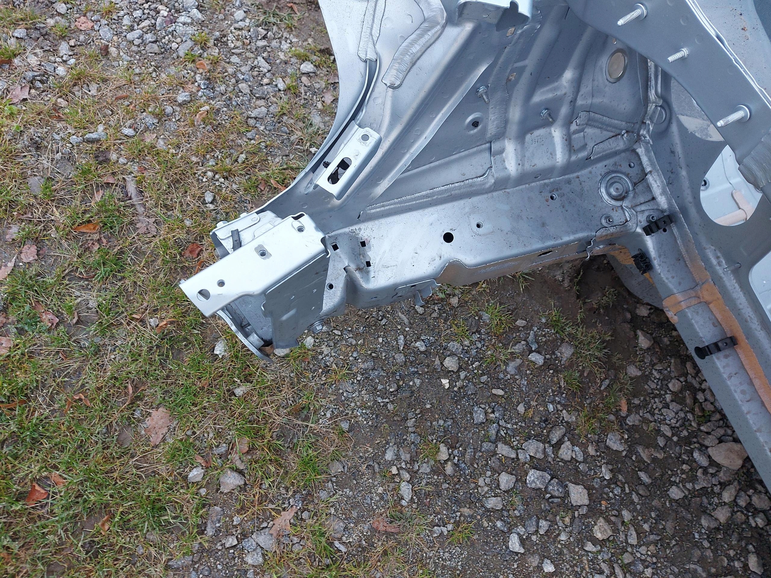 VW ID4 11A , 2024r SUV 5D quarter right front