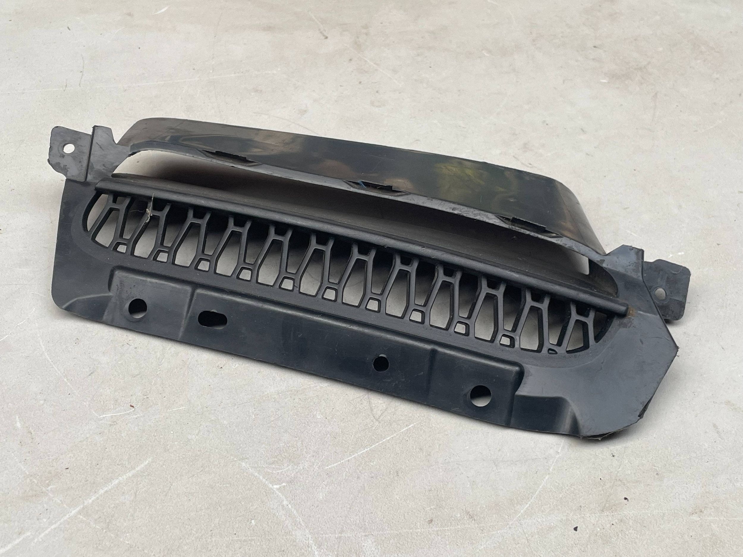 lower grid of a bumper front left LAND ROVER DISCOVERY LK72-15A299-A @A