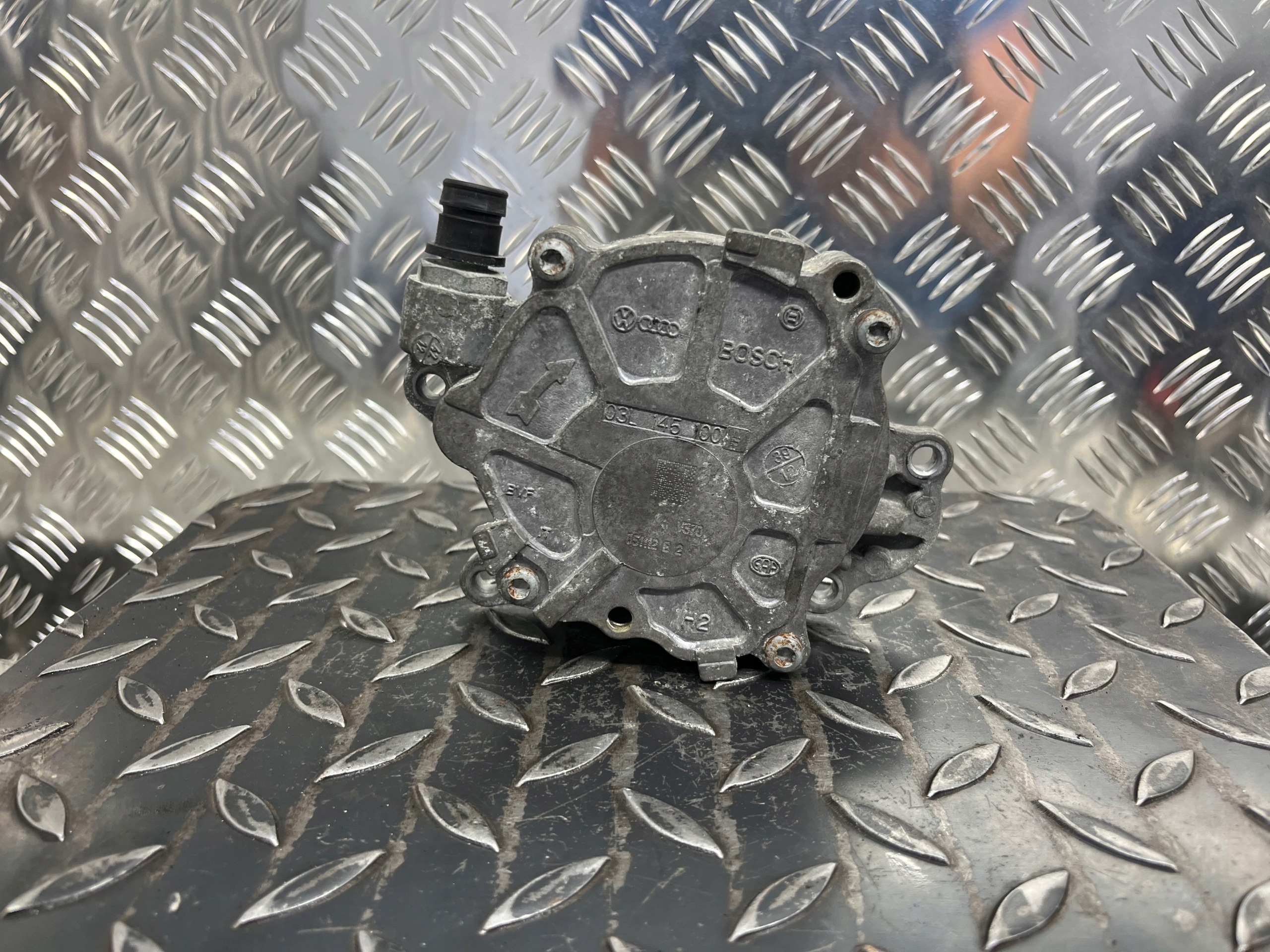Pompa VACUM VAKUM AUDI A4 B8 03L145100