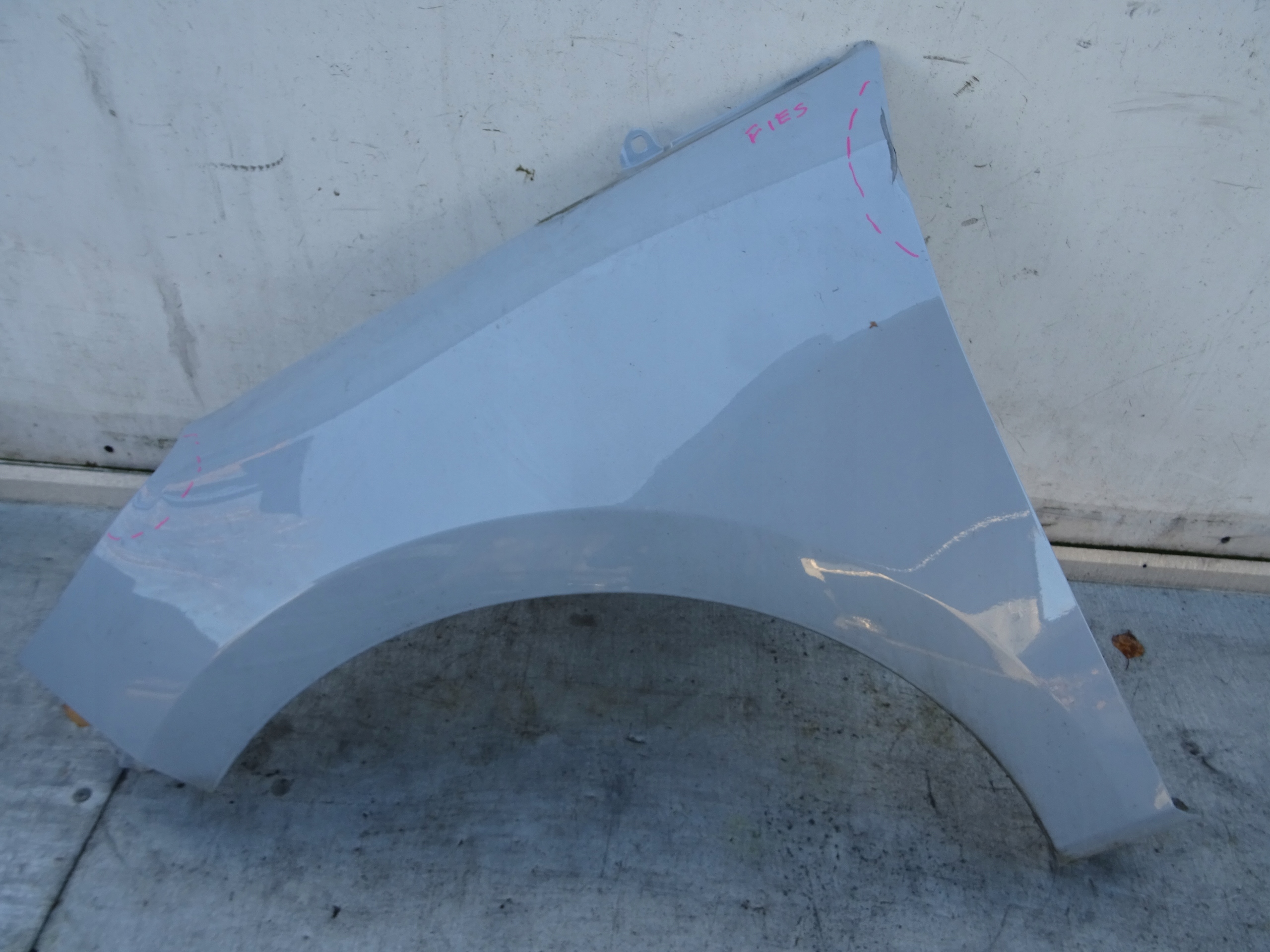 FORD FIESTA MK8 blatník levý předek přední