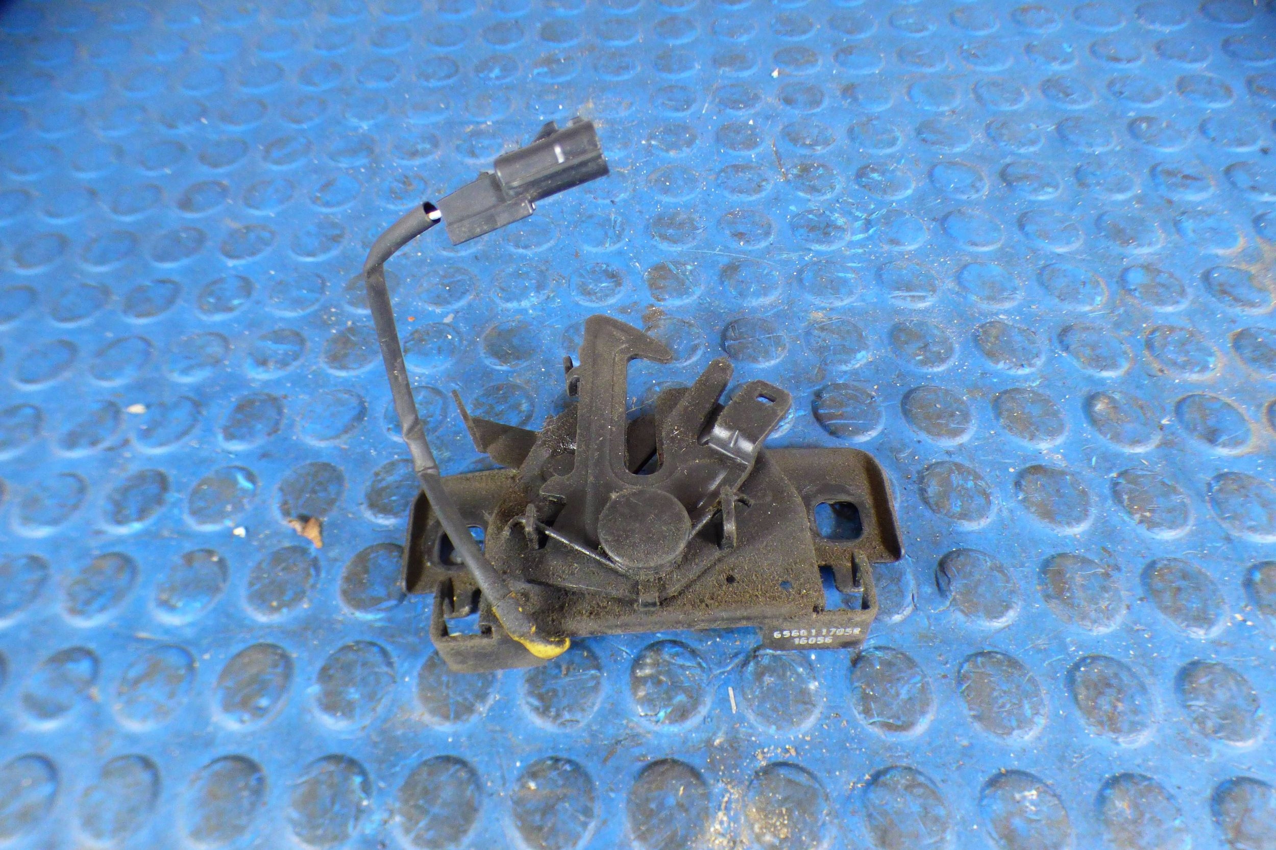 Renault Clio IV bonnet latch lock front 656011705R st.BDB