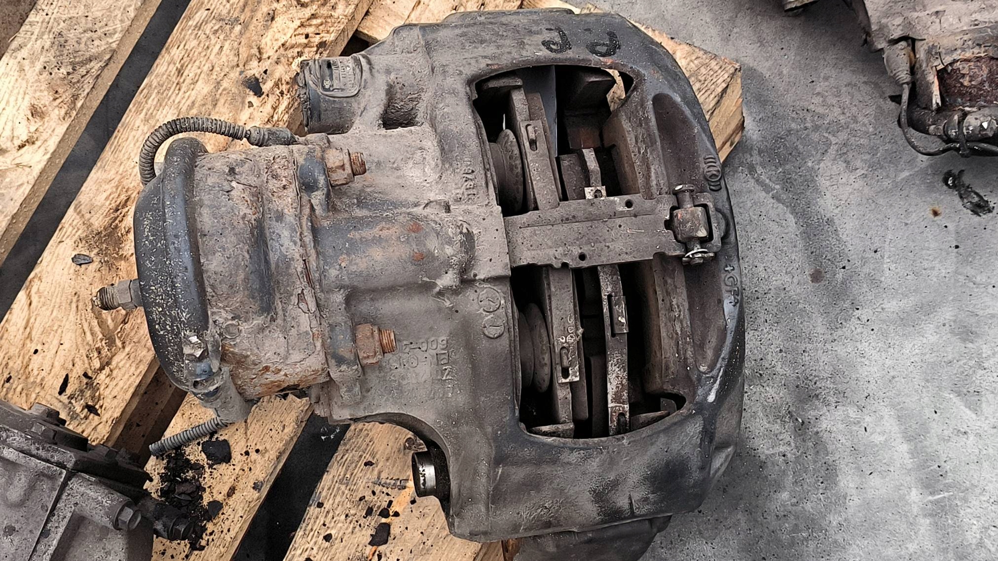 caliper brake front right Mercedes-BENZ ECONIC 2633