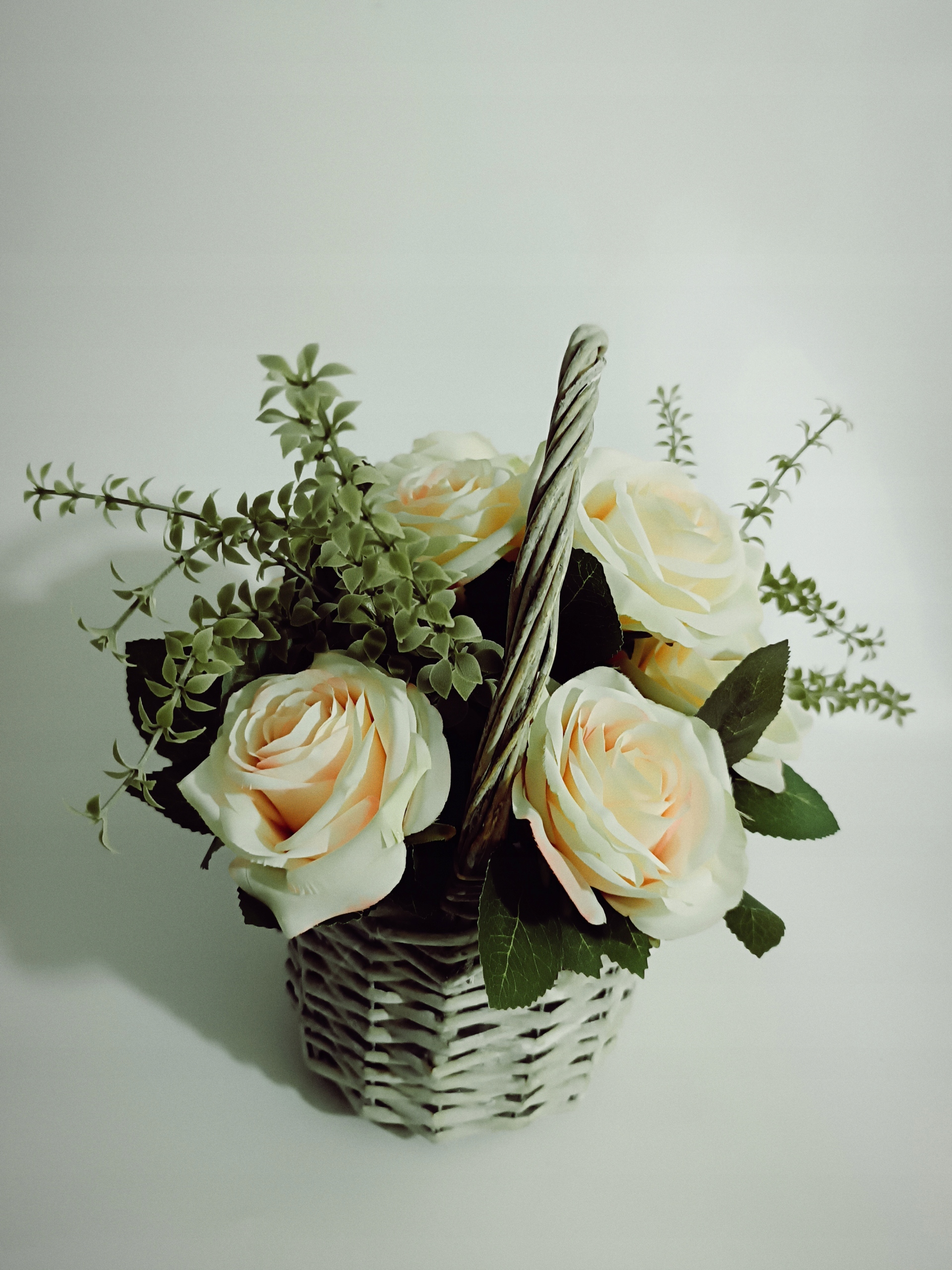 KWIATY SZTUCZNE STROIK W KOSZYKU Wysokość 30 cm