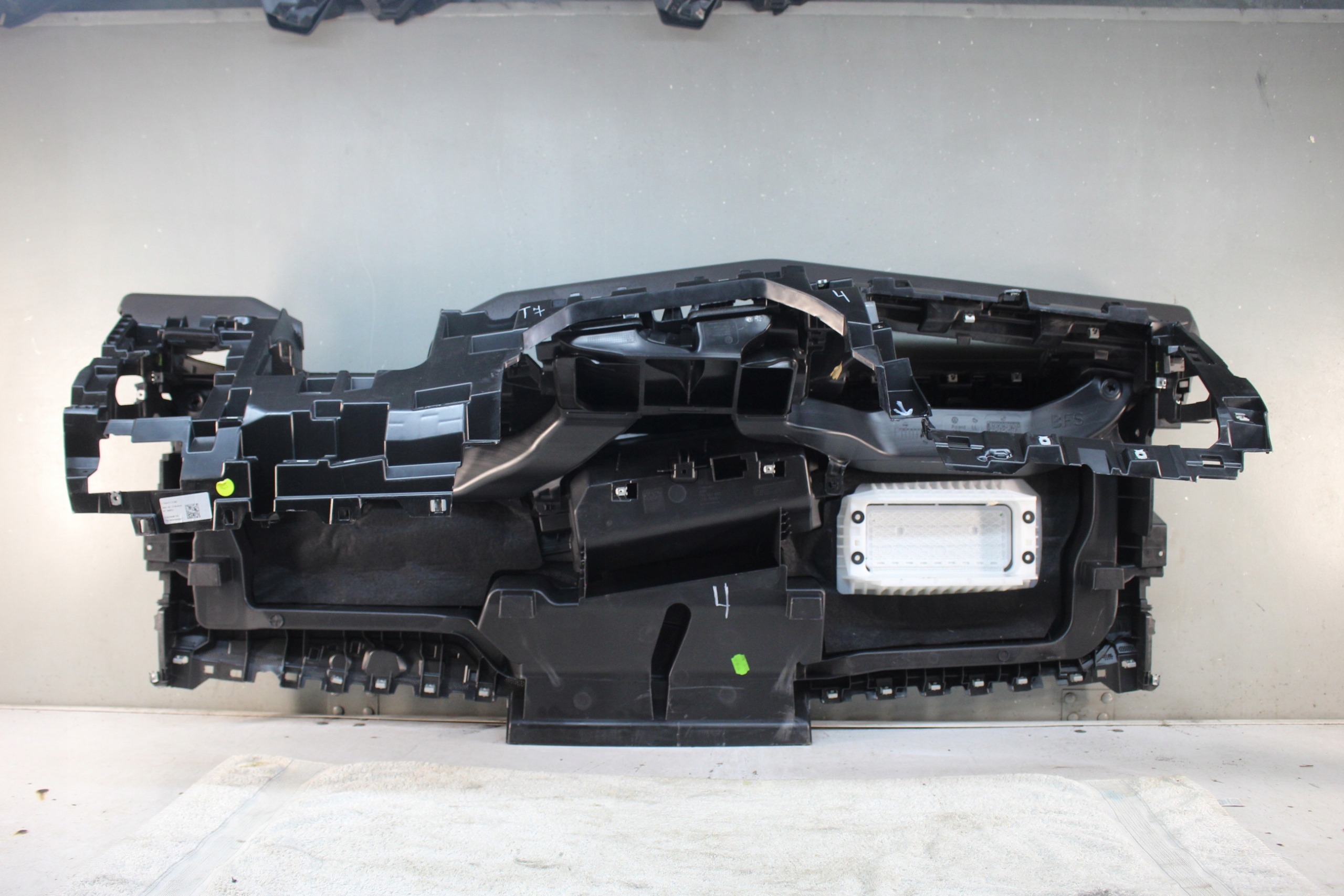 консоль торпеда volkswagen vw T7 7T1857003M