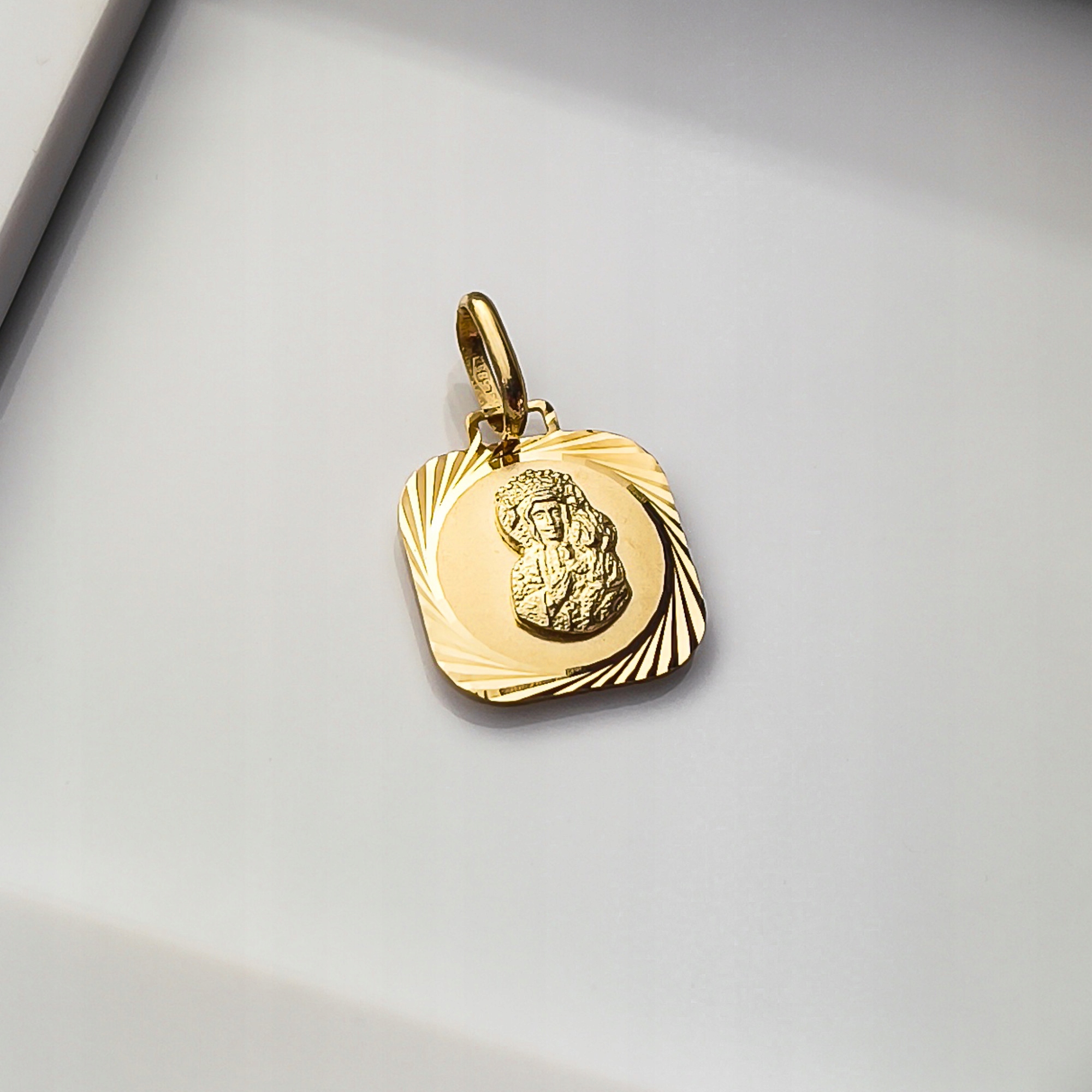 Zlatý přívěsek s Pannou Marií Čenstochovskou 585