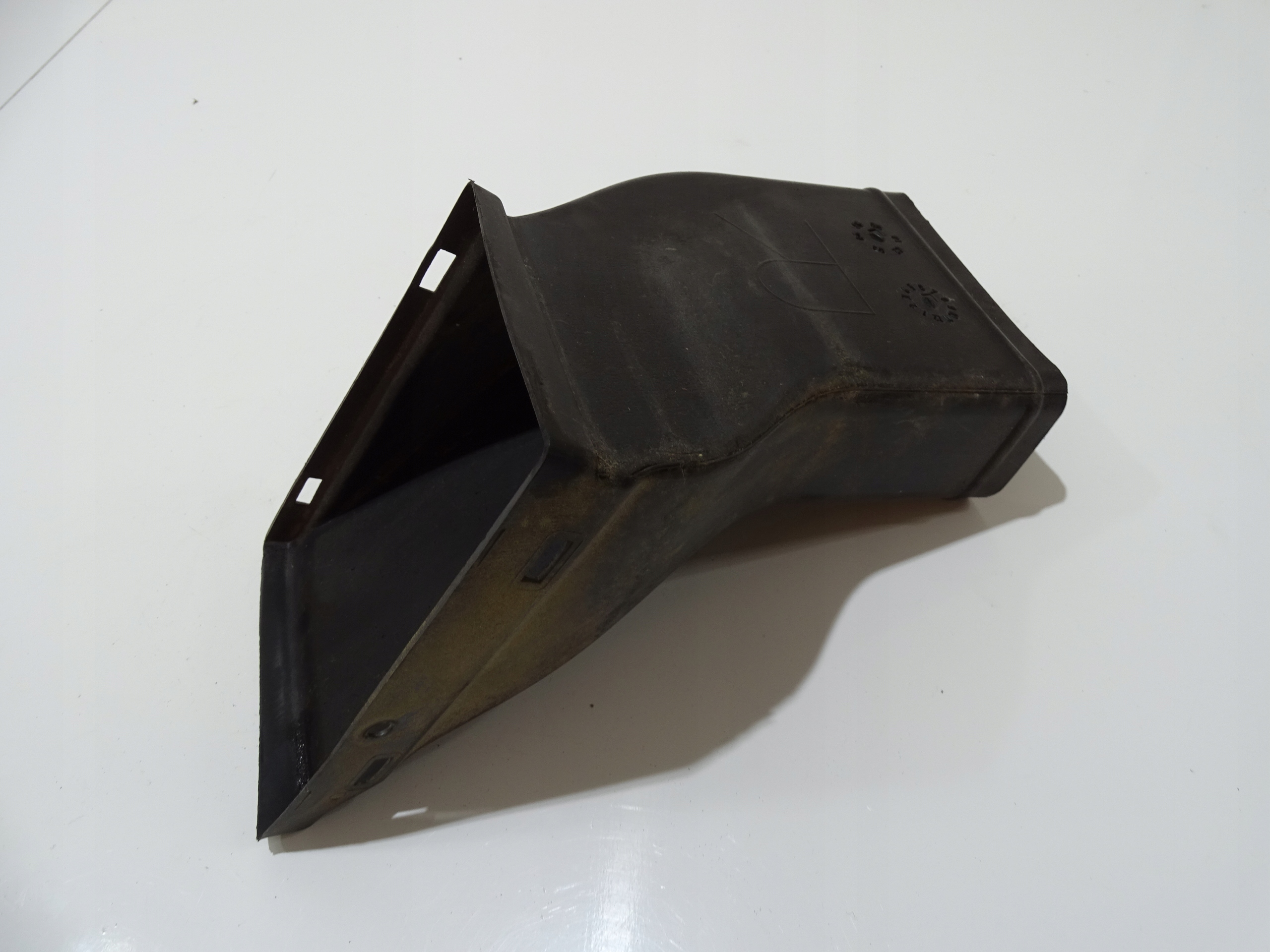 drain air right front BMW E60 E61 OE 7033704 (4642686)