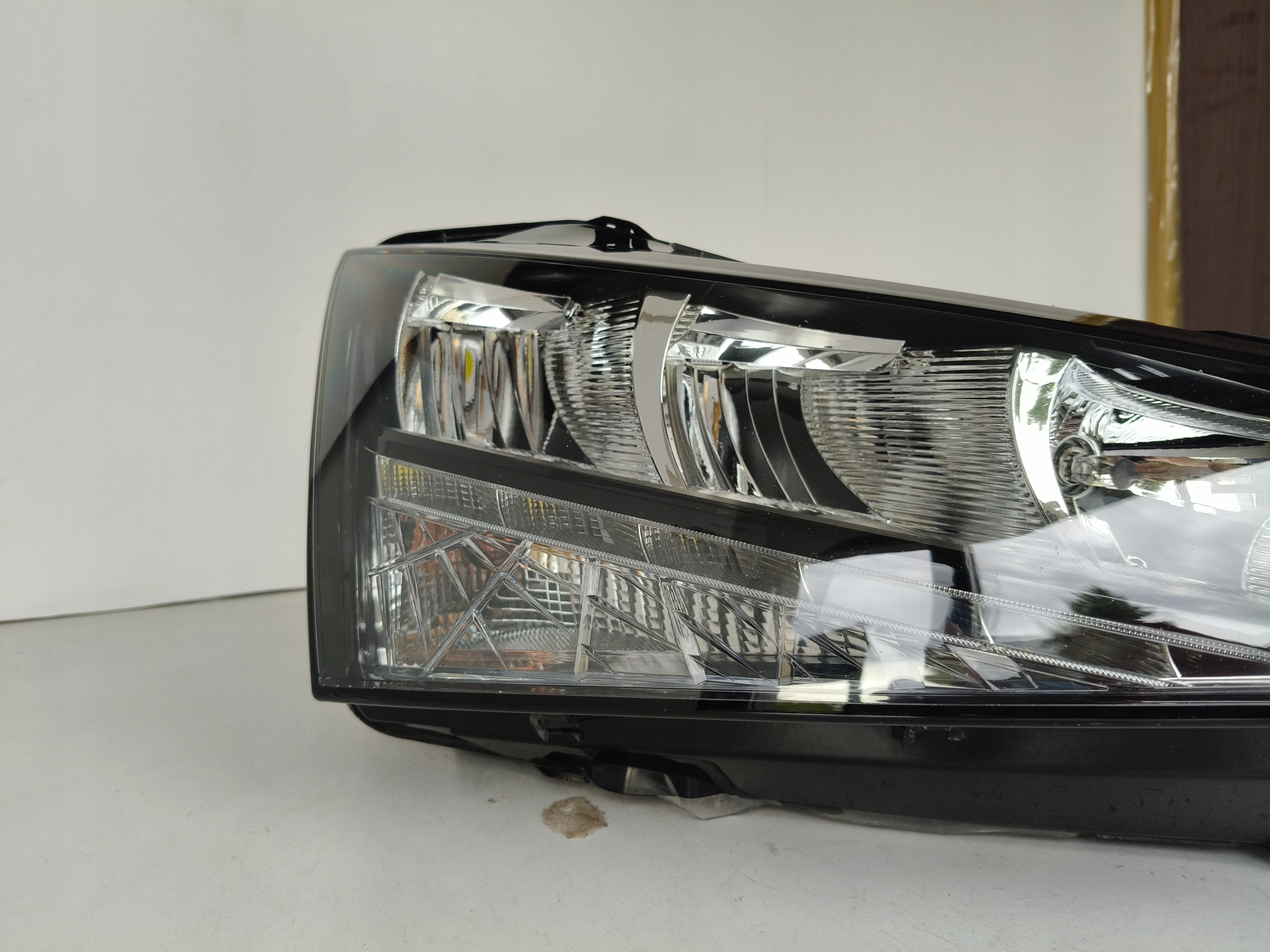 light right REFLEKTOR SKODA SCALA 657 18- LED