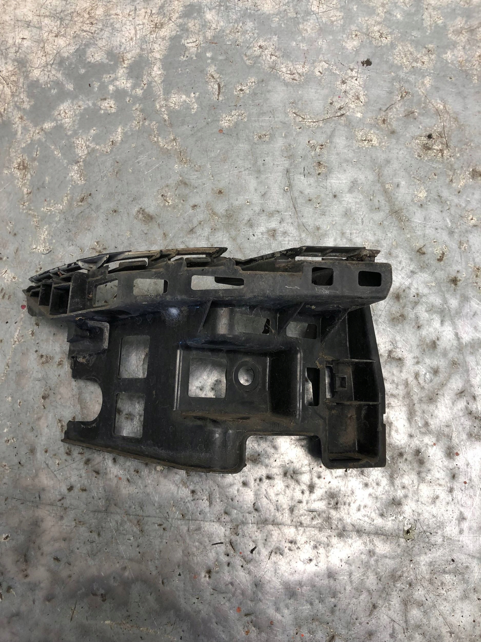 bumper bracket left rear part VW TOURAN III 5TA807453