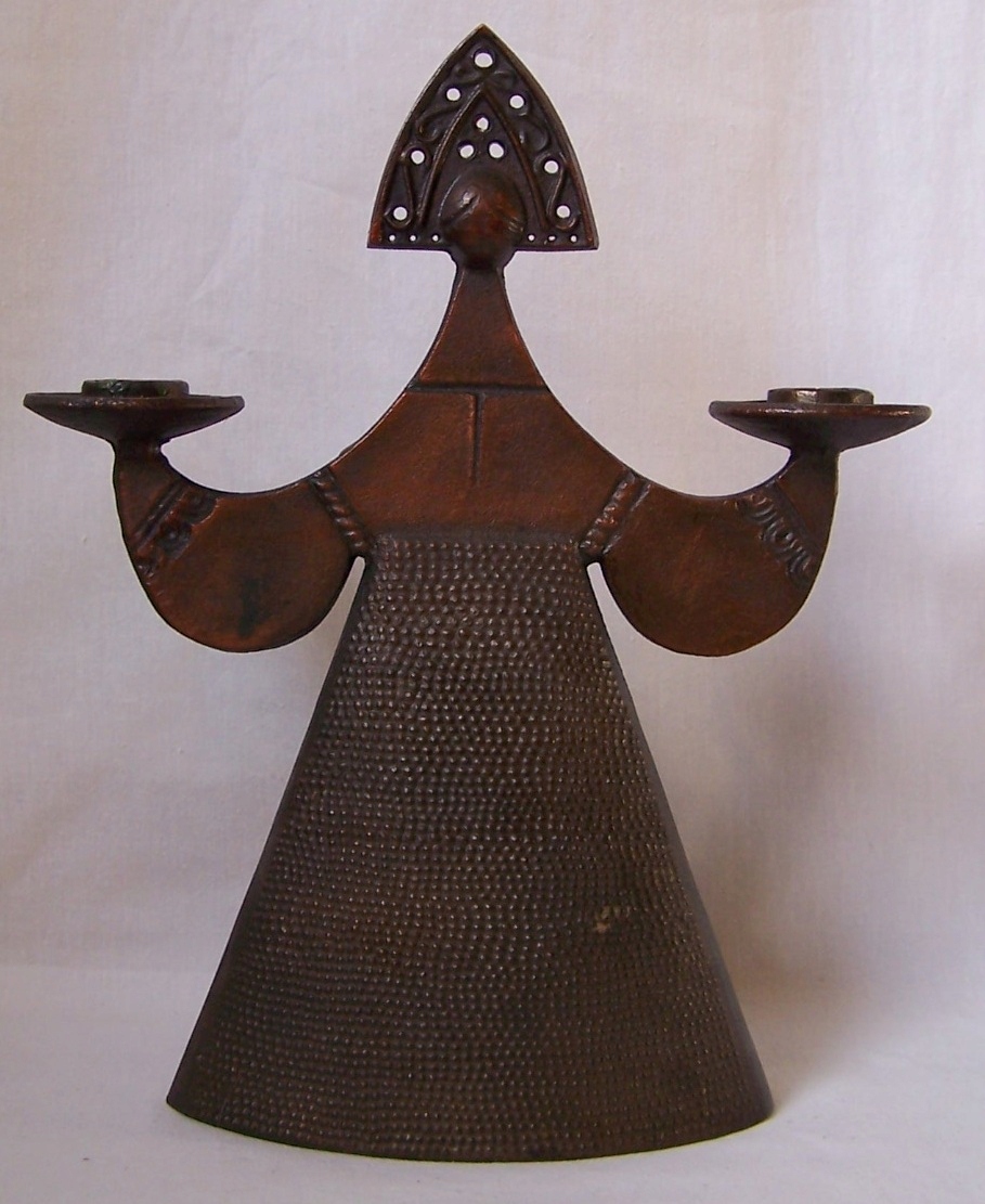 DUŻY ŚWIECZNIK RZEŹBA NEW LOOK. DZIEWCZYNA W KOKOSZNIKU. SARAPUŁ 1970. BCM