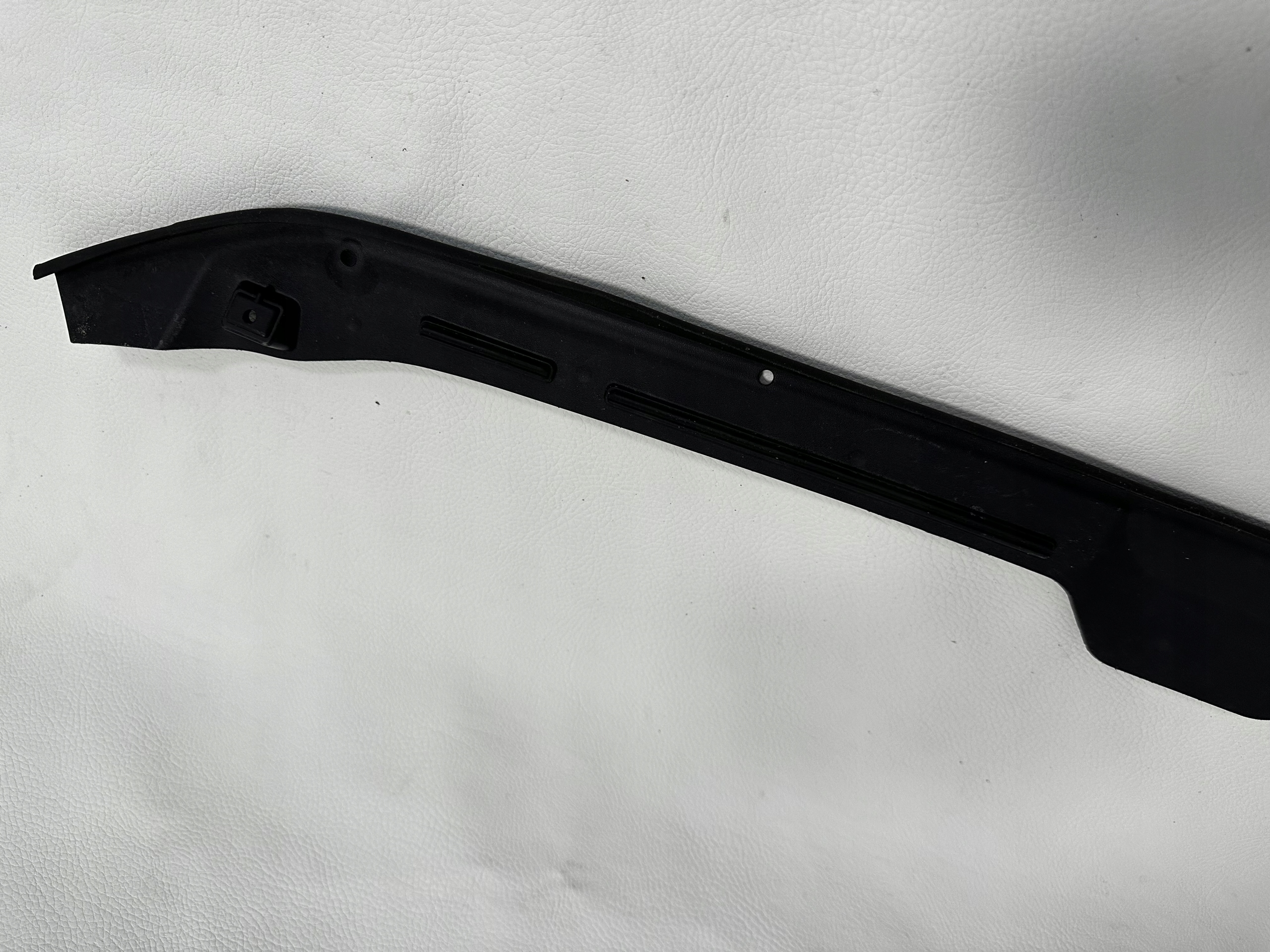 AUDI A4 B9 JOINT DU CAPOT 8W0823124