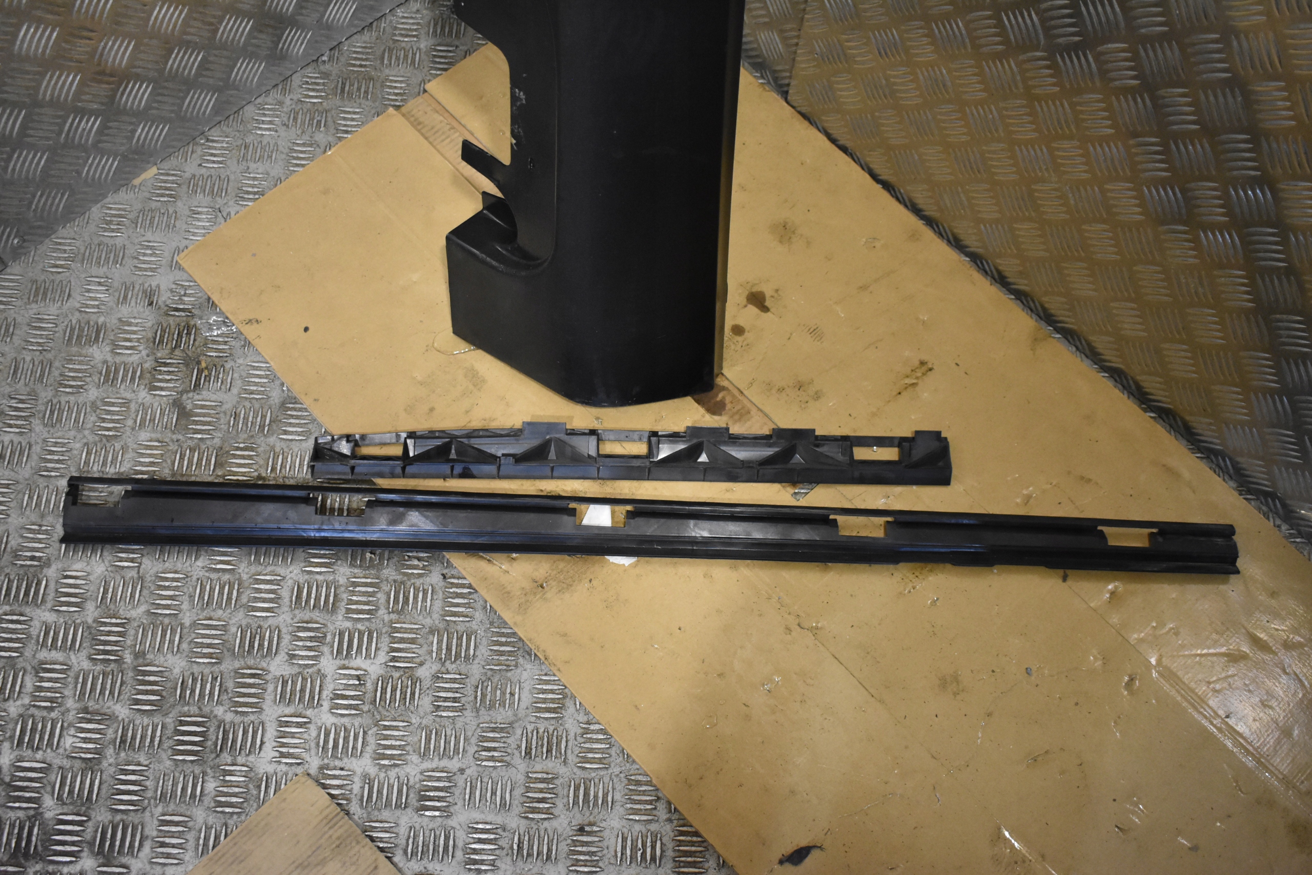 IDEALNA moulding threshold left holder MERCEDES GLE W167 SUV 1