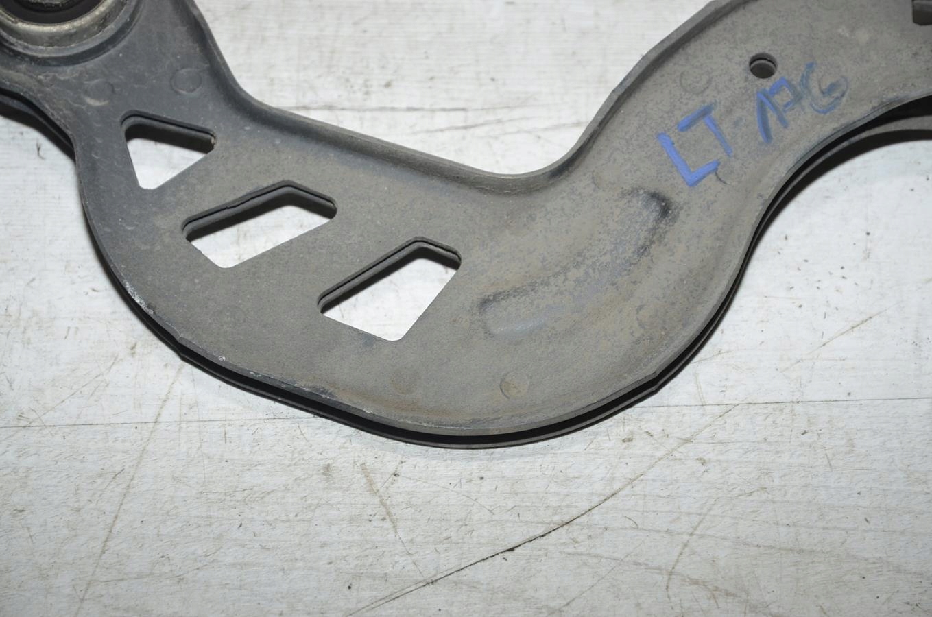 arm left rear part Mercedes W176 lift