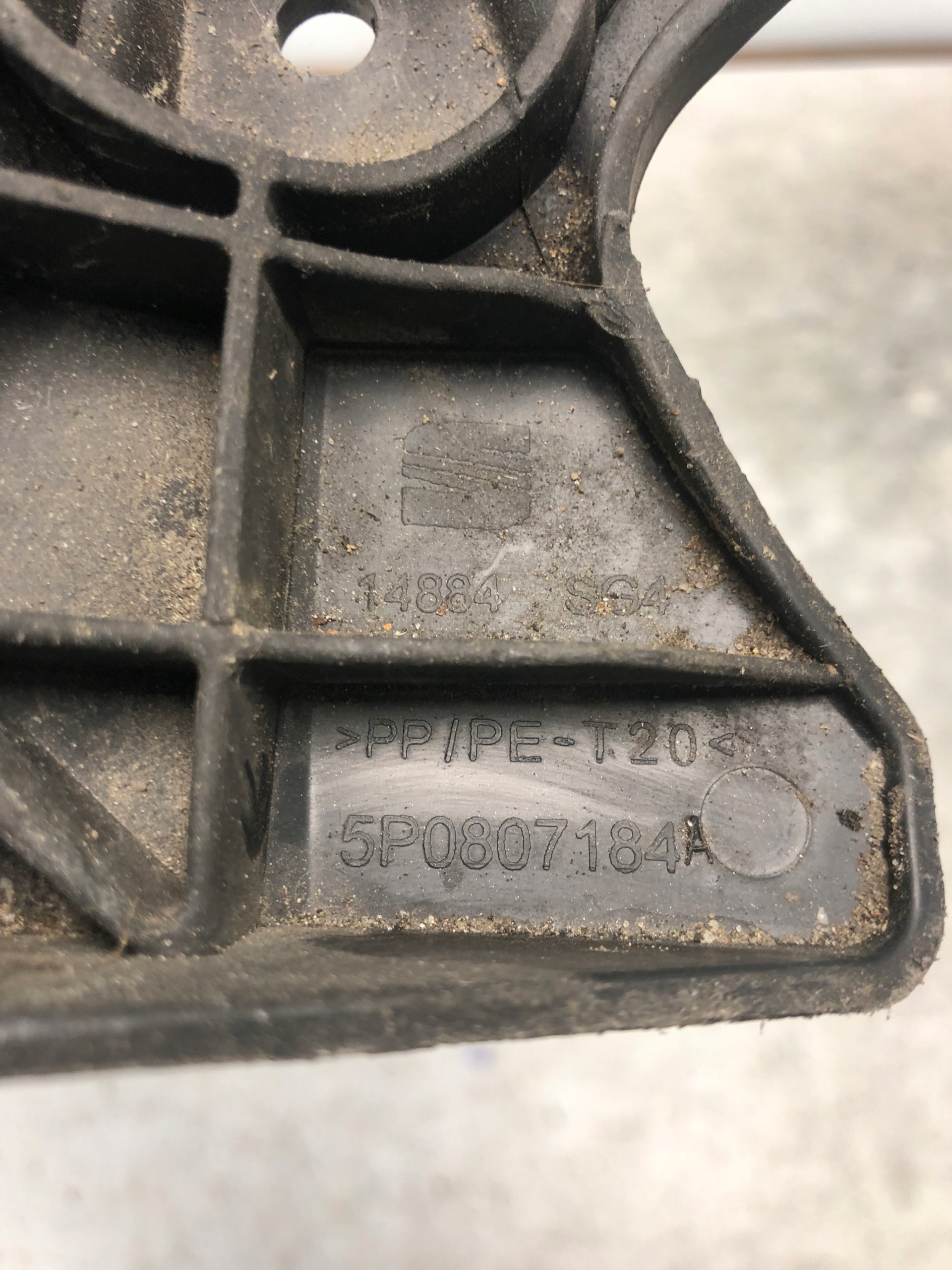 bumper bracket right front SEAT ALTEA 5P0807184A