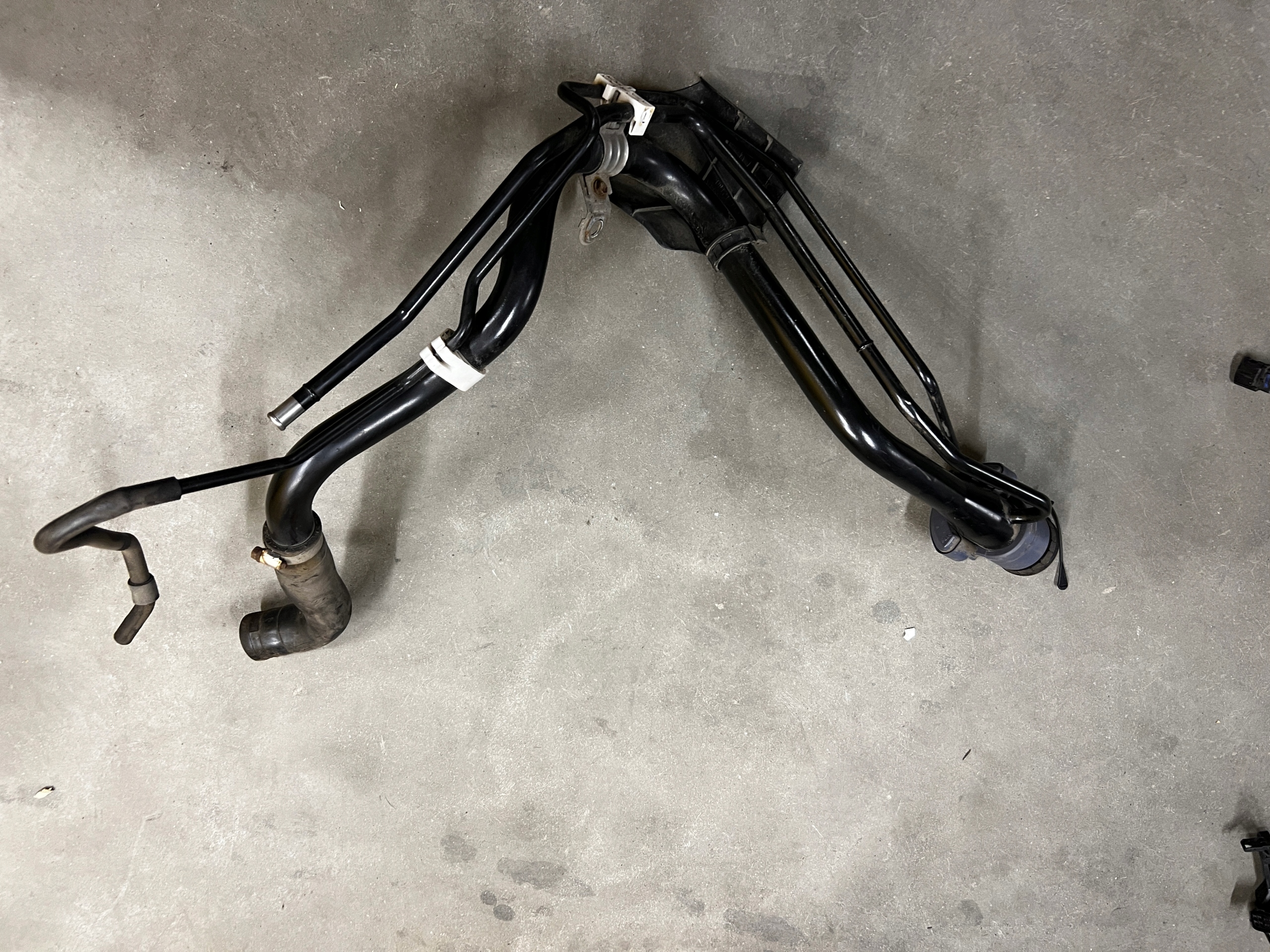 RURA PRZEWÓD WLEW PALIWA TOYOTA AURIS II 1.8 HYBRID HB