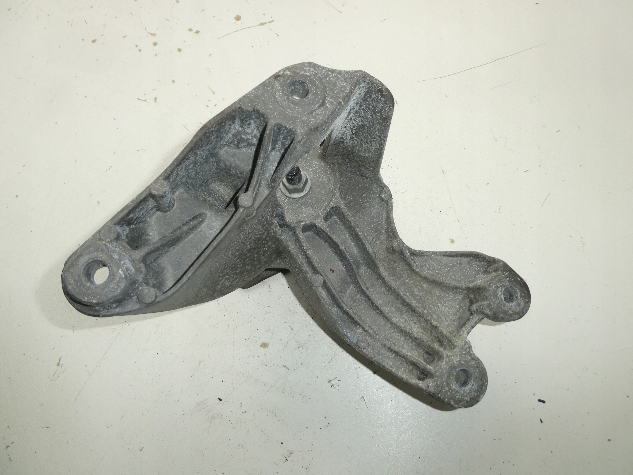 VW AMAROK držák MOTORU pravá 2H6199308