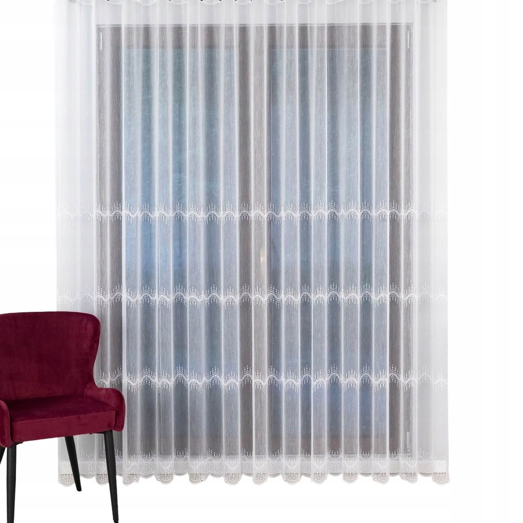 Jemná markýzová záclona s výšivkou na řasící pásce o rozměrech 450 x 260 cm.