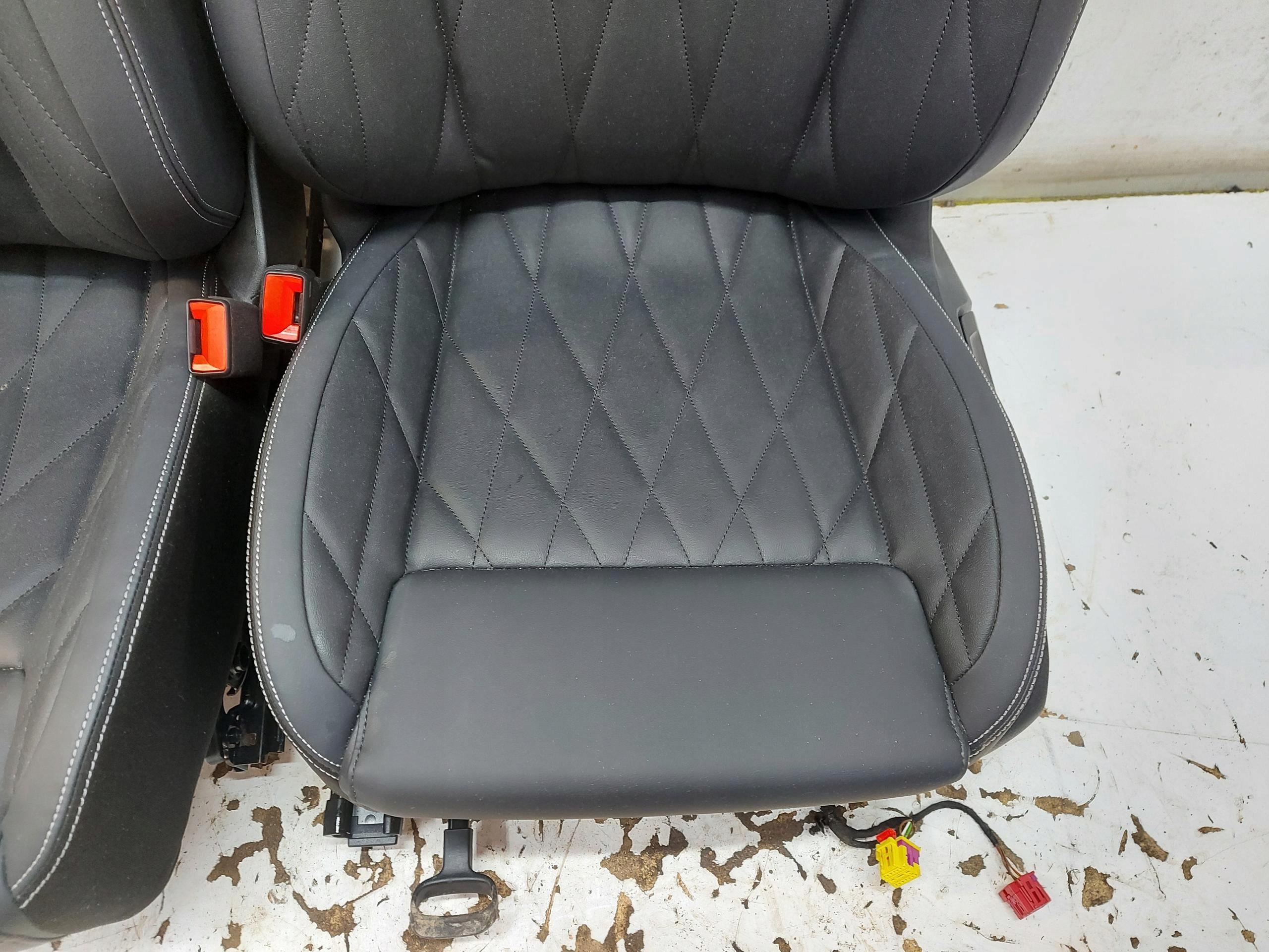 Ford Explorer VII R2KB, KANAPY Sitze vorne heck KPL