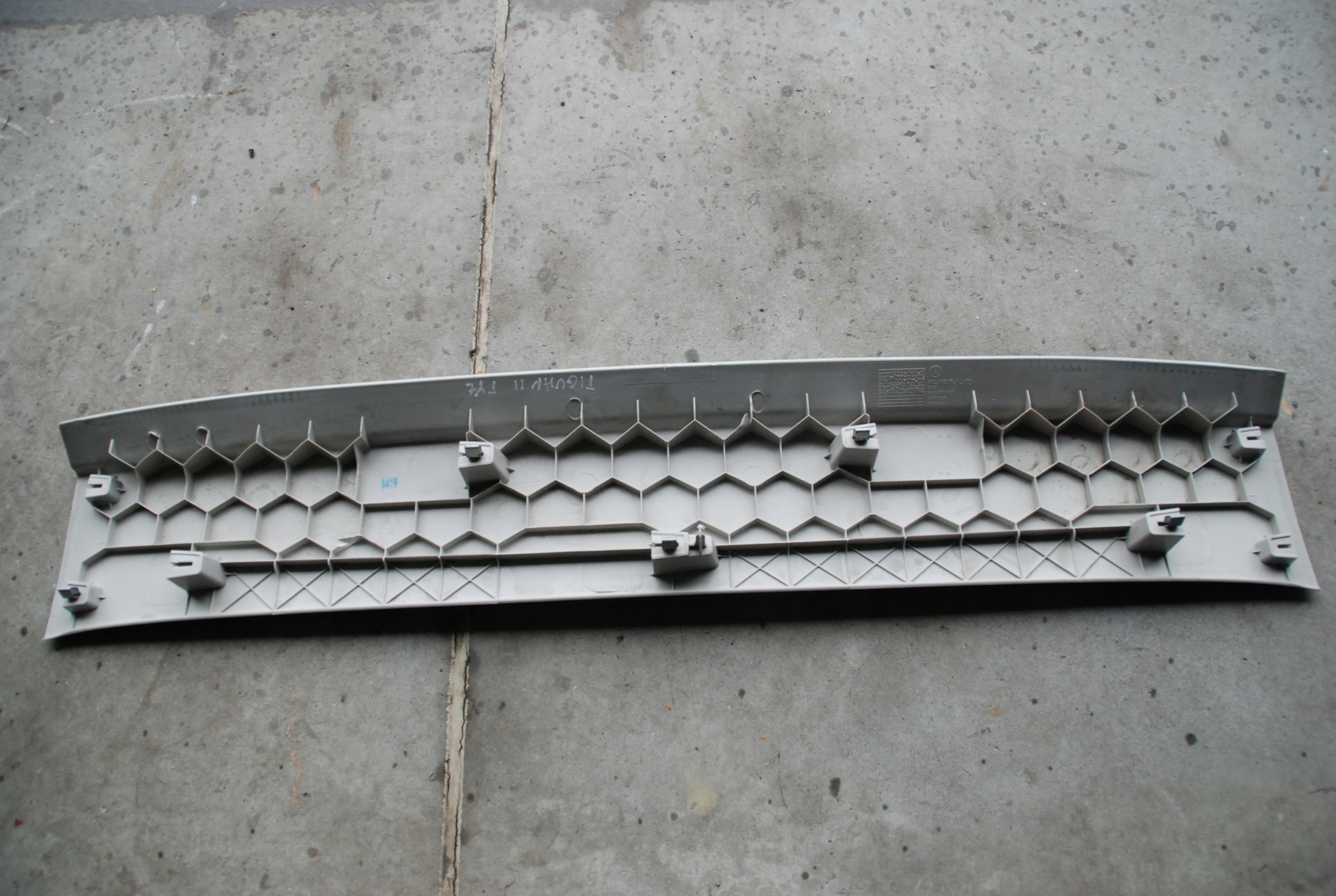 Osłona listwa podsufitki 5N0867617 VW TIGUAN LIFT Producent części Volkswagen OE