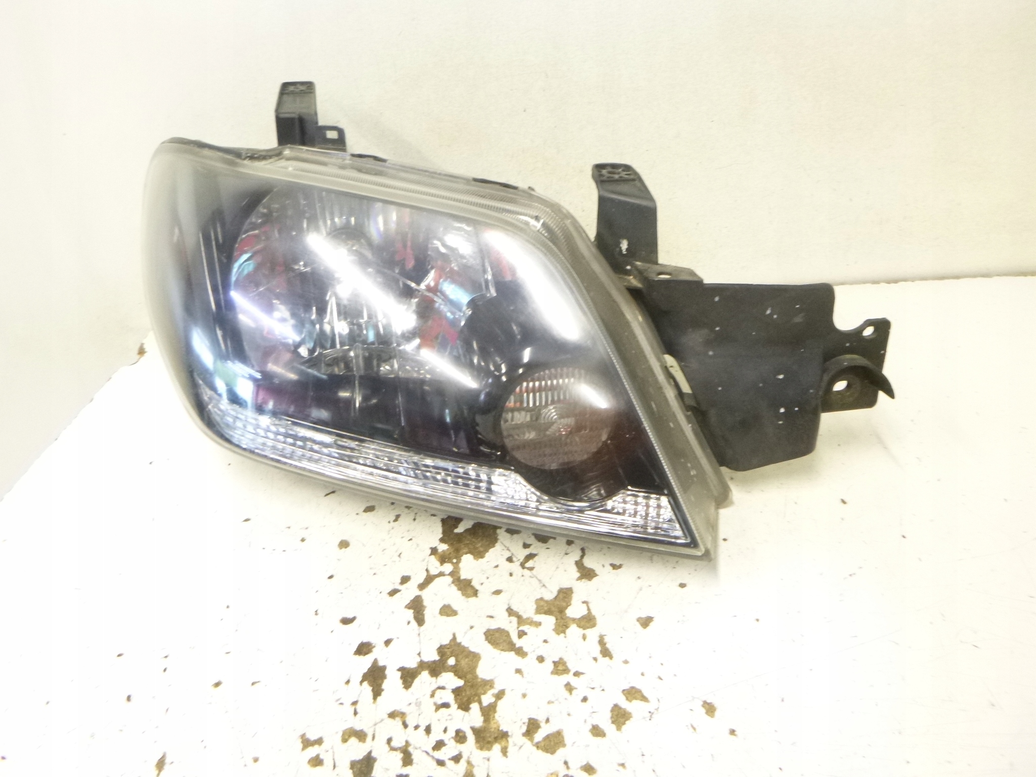 light front right Mitsubishi Outlander and 2004r. P3277R