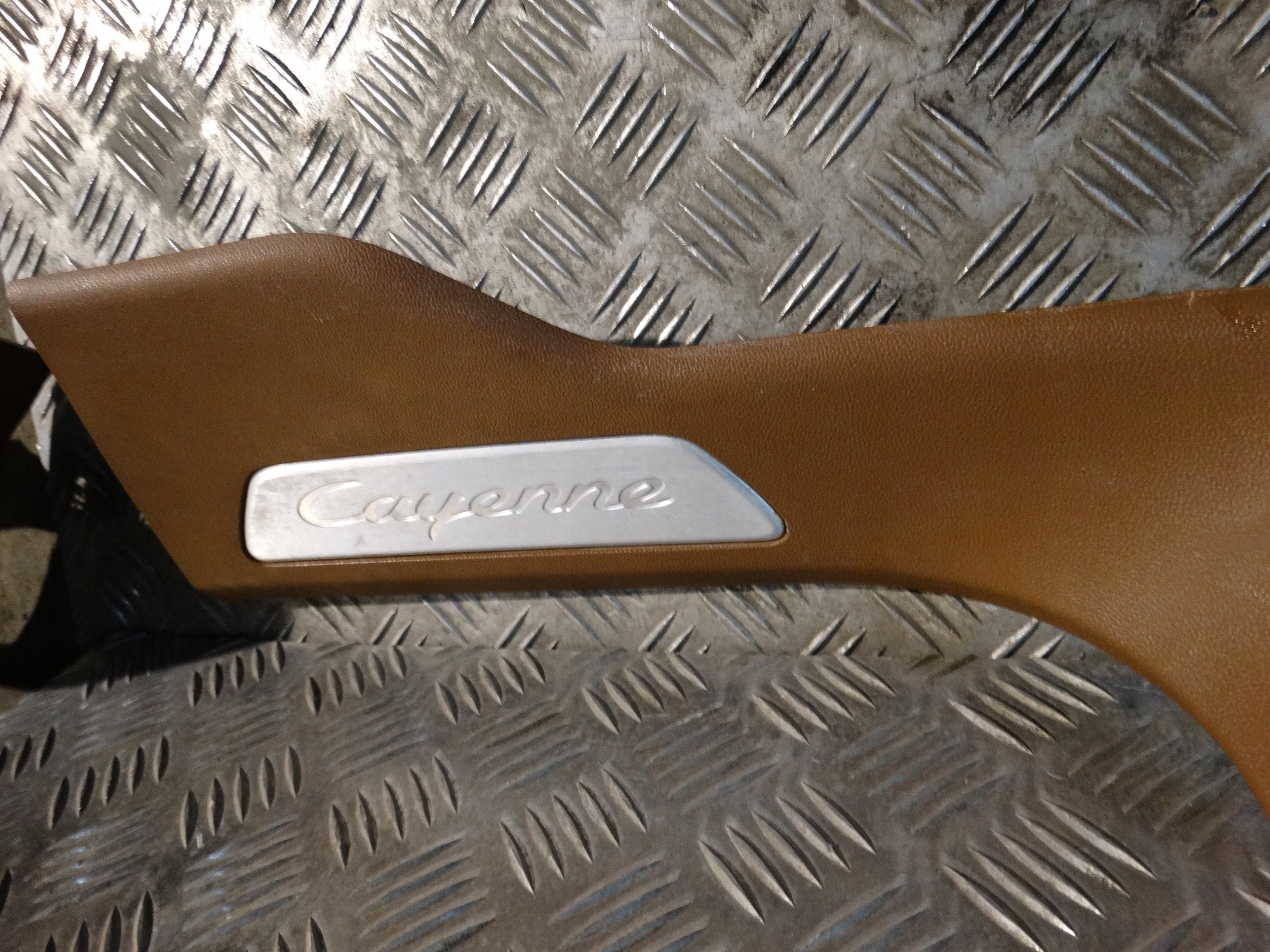 cover cap of the threshold left PORSCHE CAYENNE 9Y 1