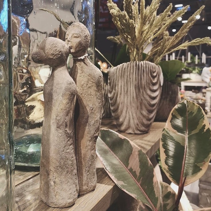 DONICZKA CEMENTOWA SZARA BEŻOWA OSŁONKA FALA 19x18 Wysokość produktu 18.5 cm