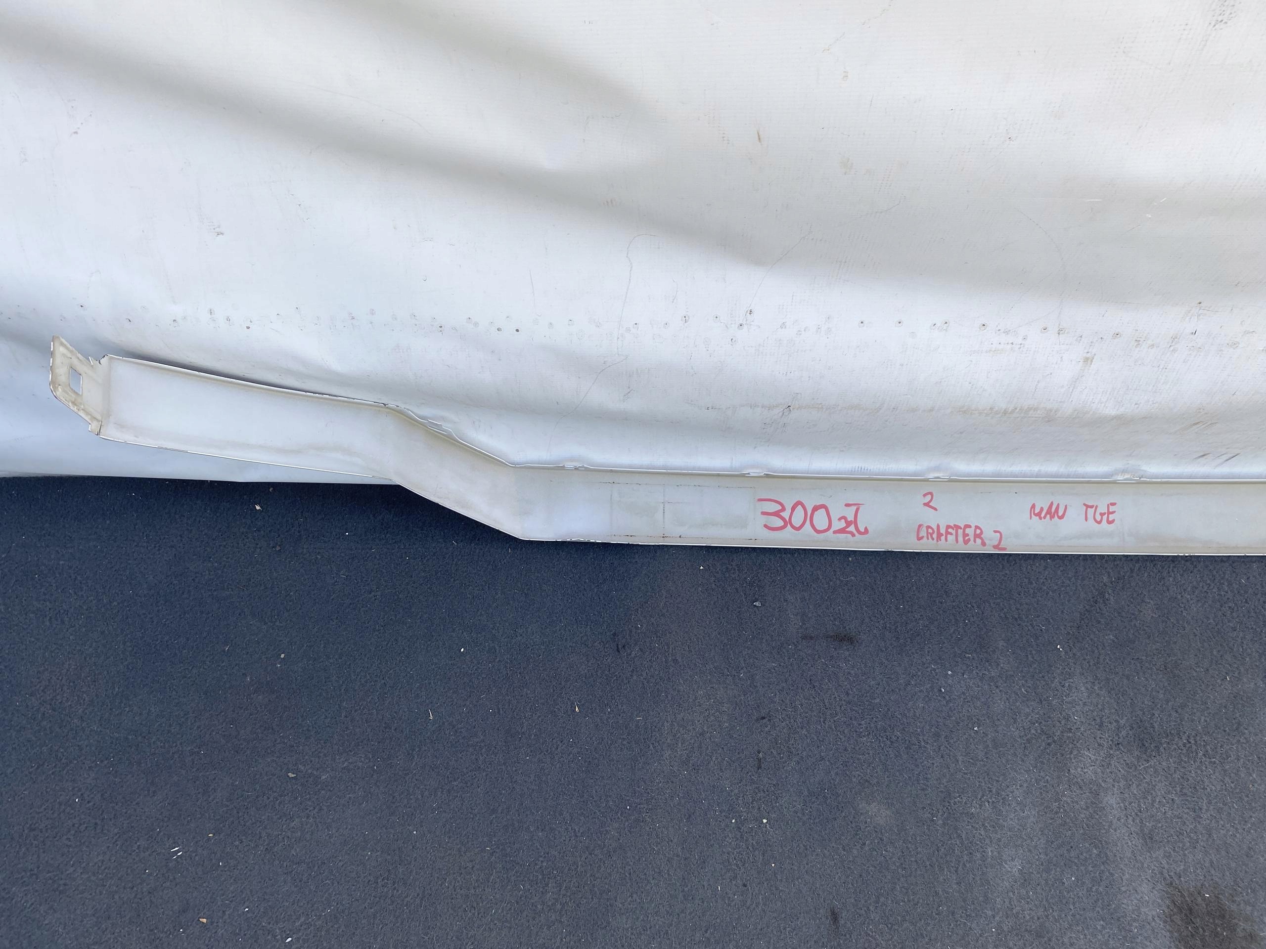 VW CRAFTER 2 MAN TGE 17- plech kovová lišta pod ATRAPE BIALA originál