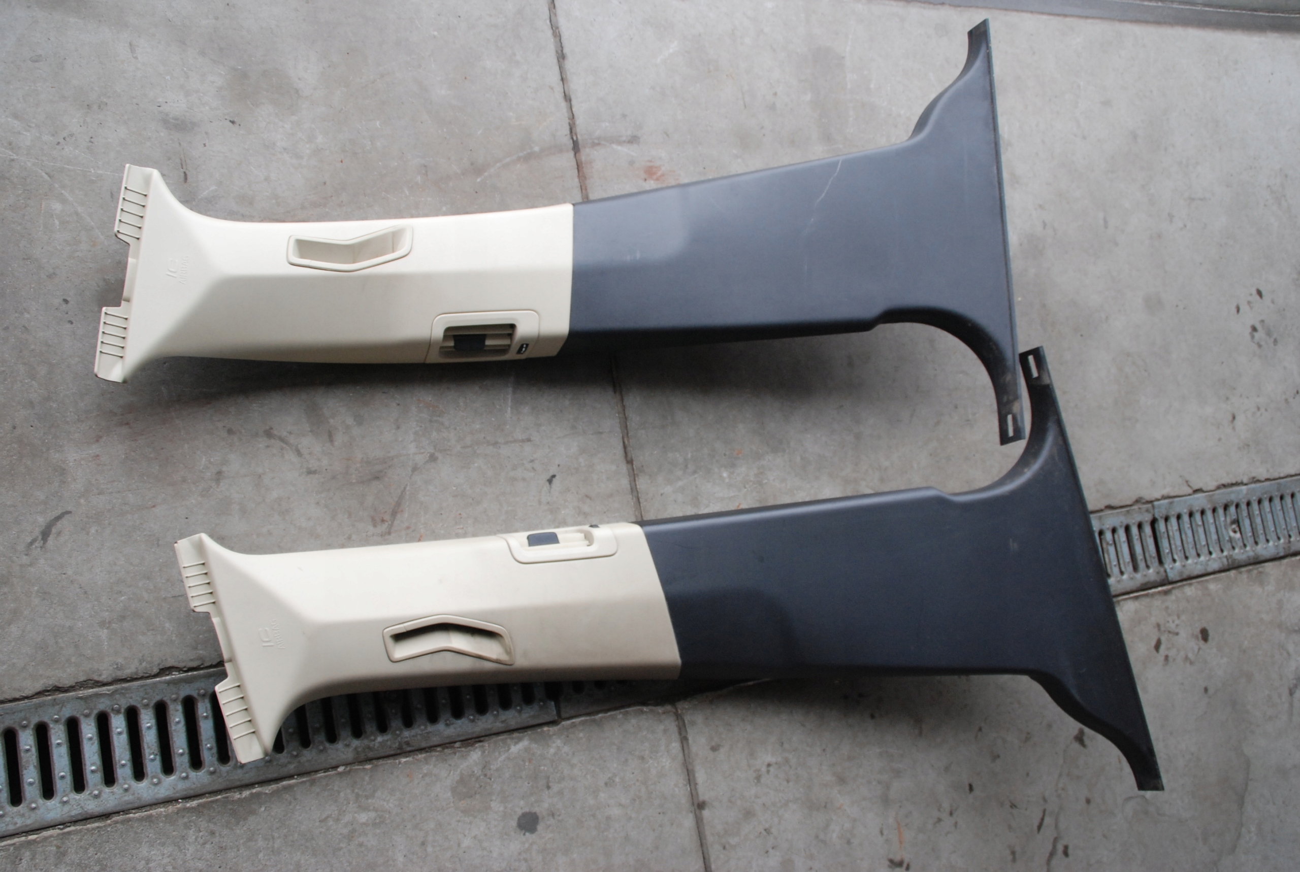 VOLVO XC60 КРИШКА СТІЙКИ L / P ЦЕНТР