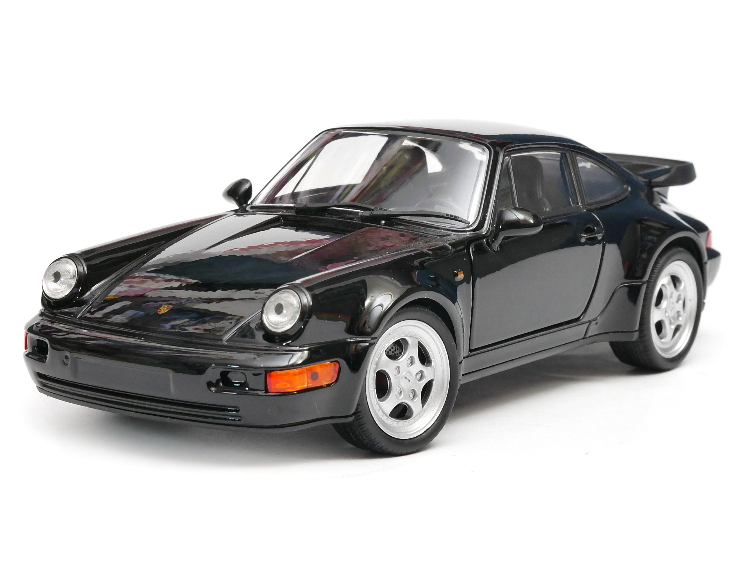 Porsche 911 3.0 1974 1:24 model Welly 24023 kouzlo
