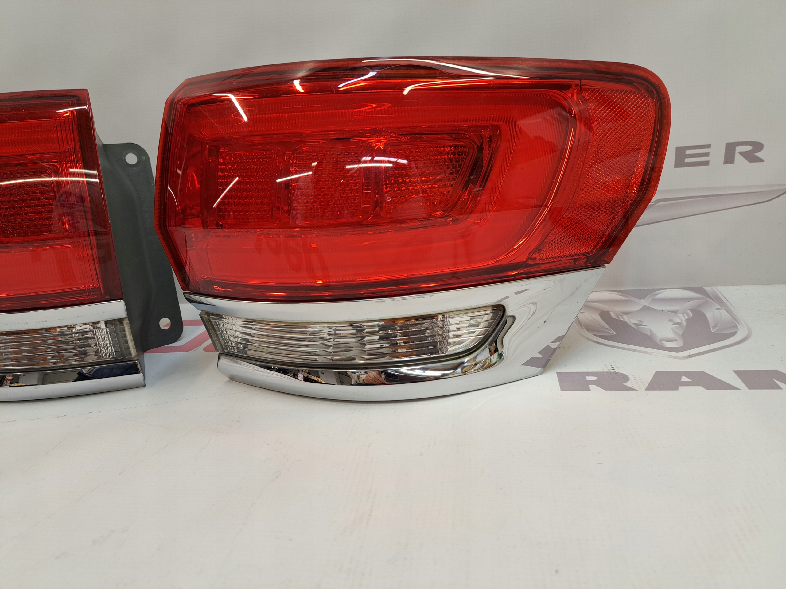 JEEP GRAND CHEROKEE 2014 - 2021 LAMPA TYLNA PRAWA CHROM MOPAR IDEALNA