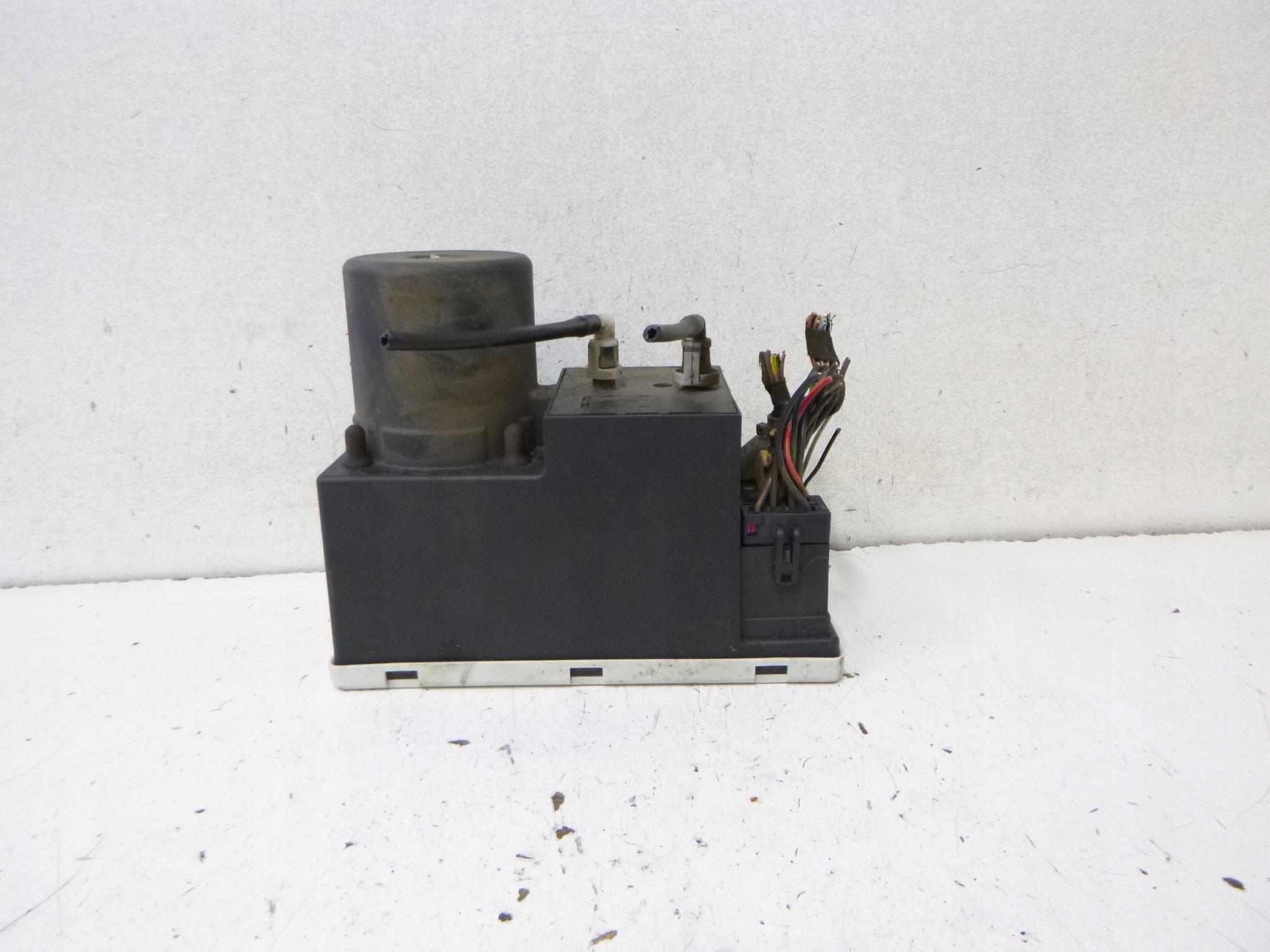 POMPA CENTRALE DELLA SERRATURA AUDI A4 B5 1998R. 8L0862257E