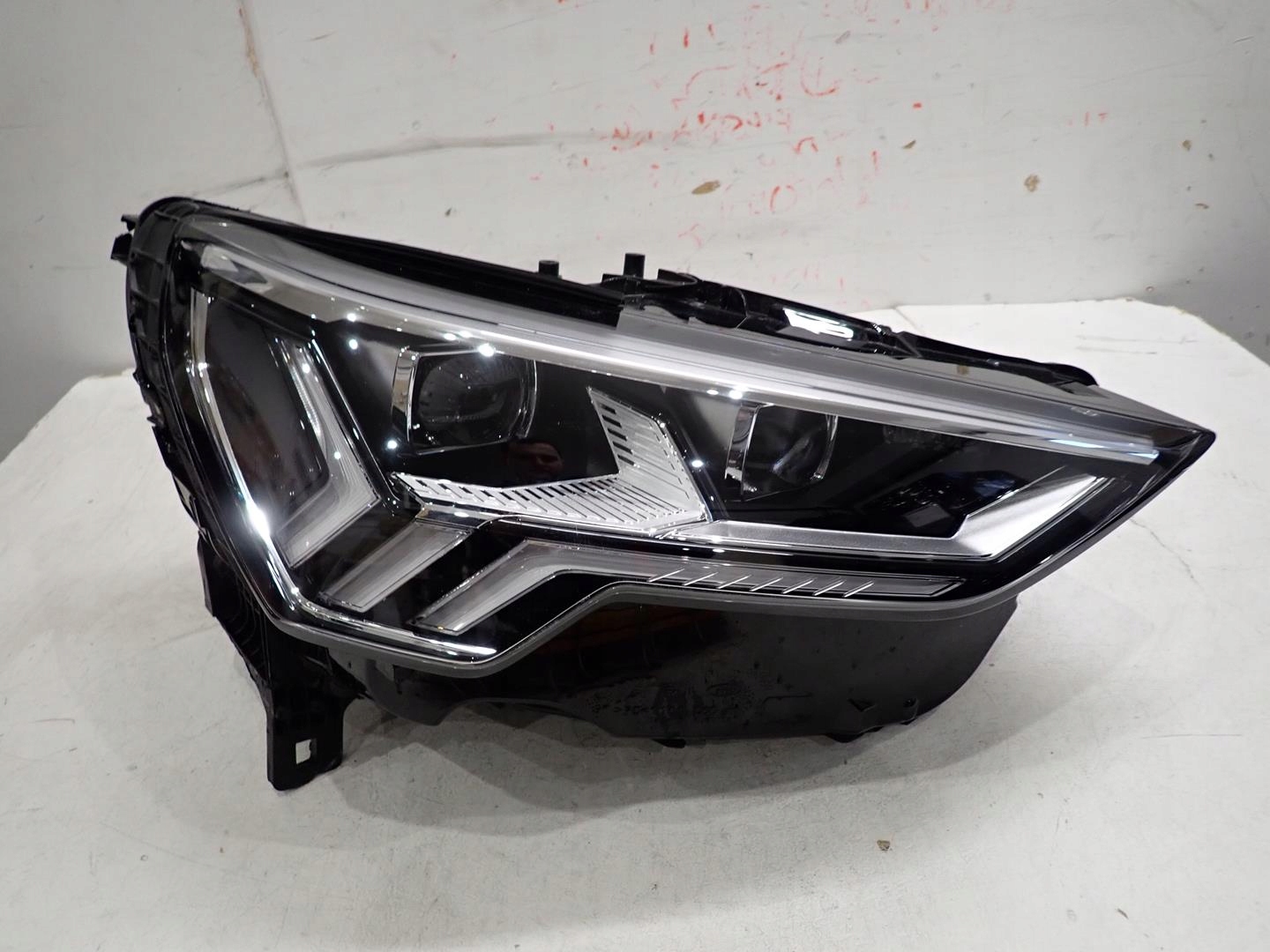 light front front right AUDI Q3 II 2018- FULL LED MATRIX 2018- 83A941036