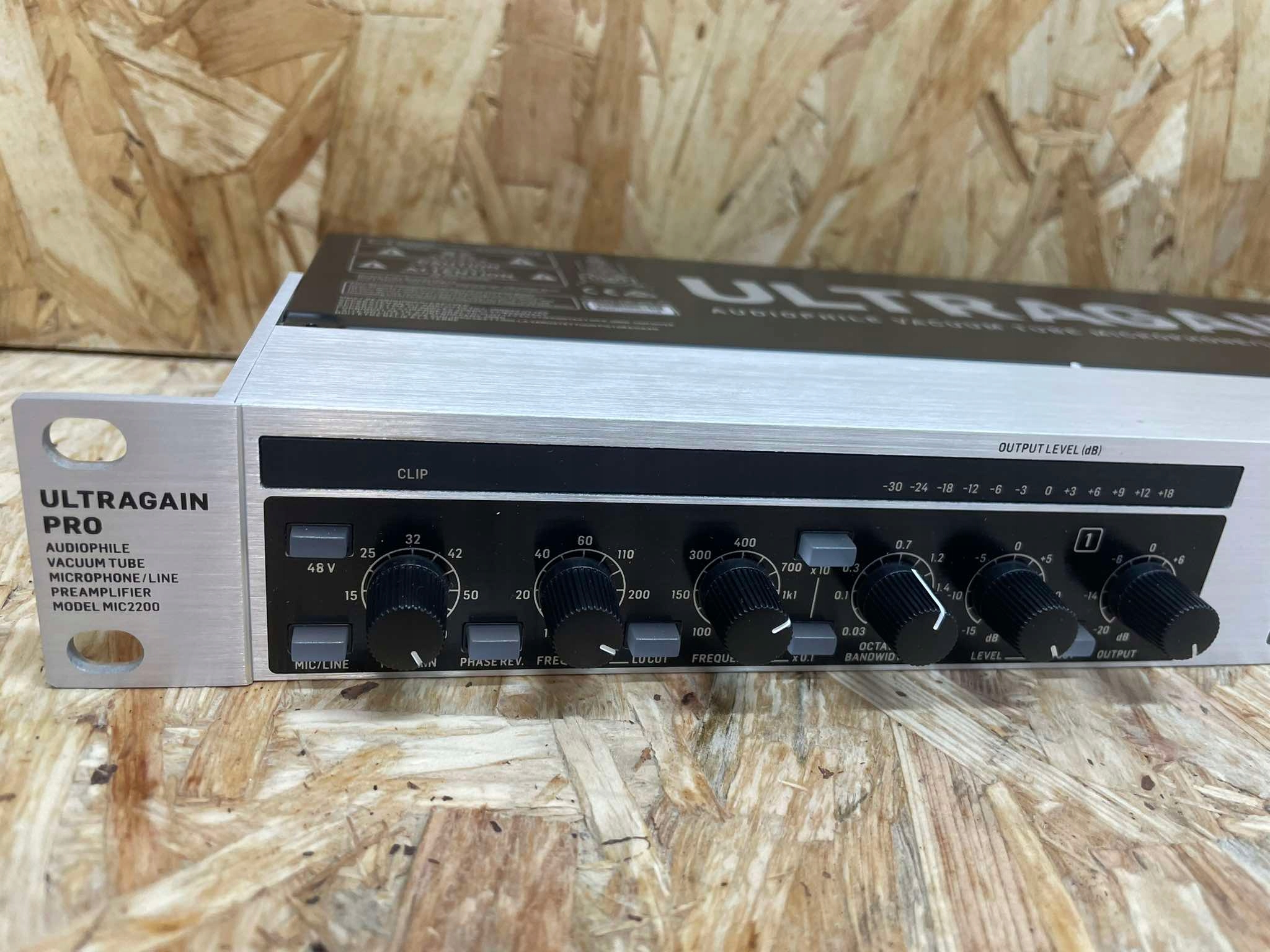 Behringer MIC2200 V2 Przedwzmacniacz mikrofonowy - Sklep