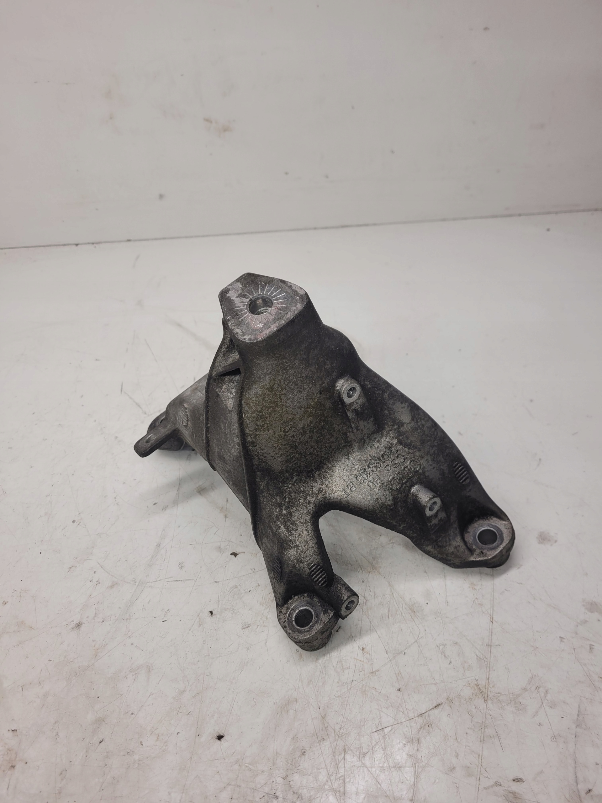 ŁAPA SILNIKA PRAWA AUDI A4 A5 8K0199308BT