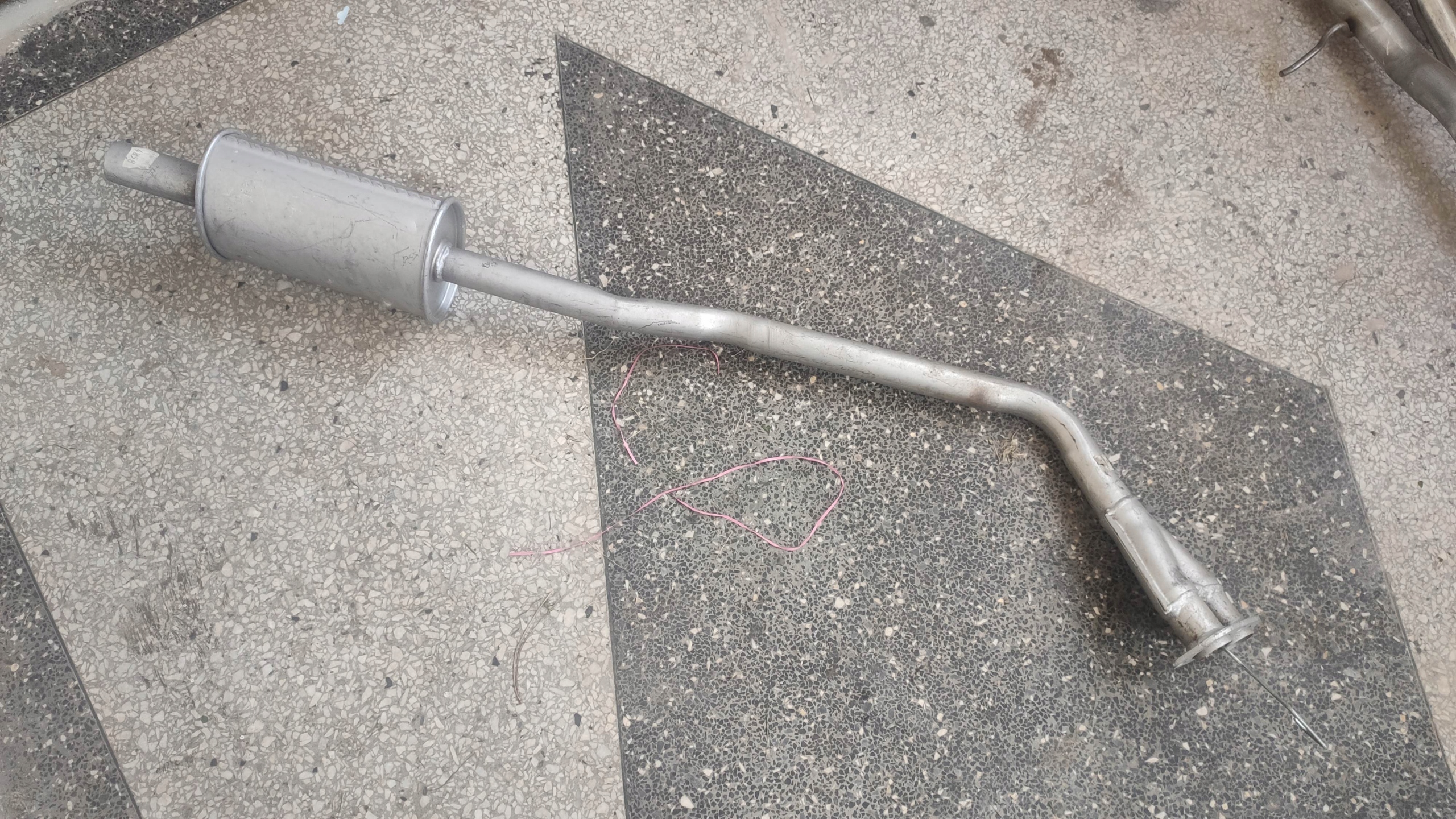 TLUMIK PRZEDNI RURA NISSAN BLUEBIRD 79 81 WALKER