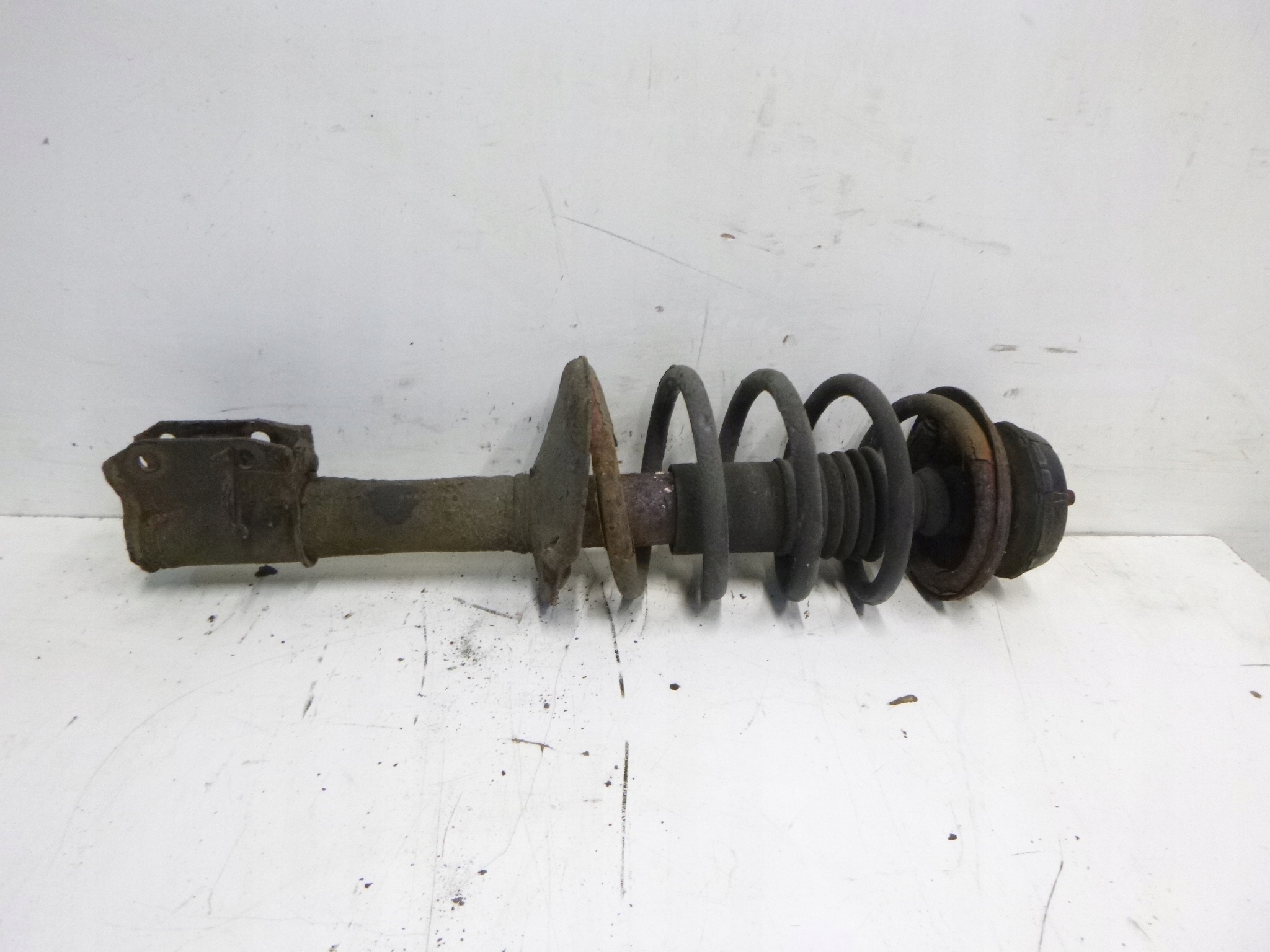 shock absorber front left Dacia Logan 1.4 2004r.