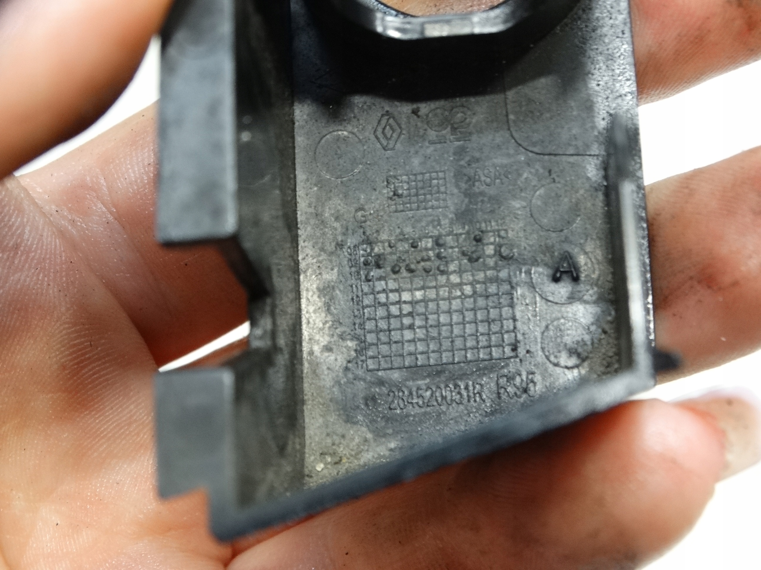 bracket KOSZYK of the sensor PDC left RENAULT SCENIC III 2.0 DCI 284520031R