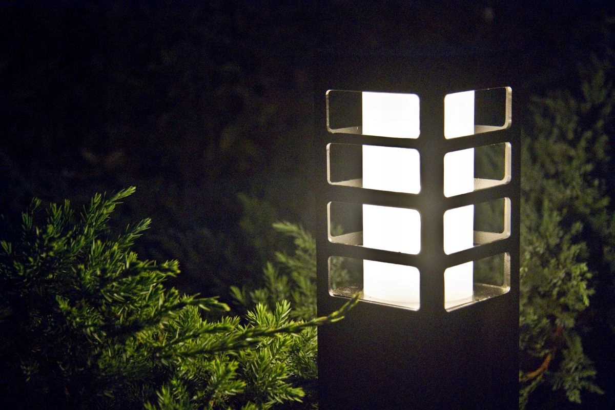 Minimalistické osvetlenie do záhrady s výrezmi out pri chodníku Rado